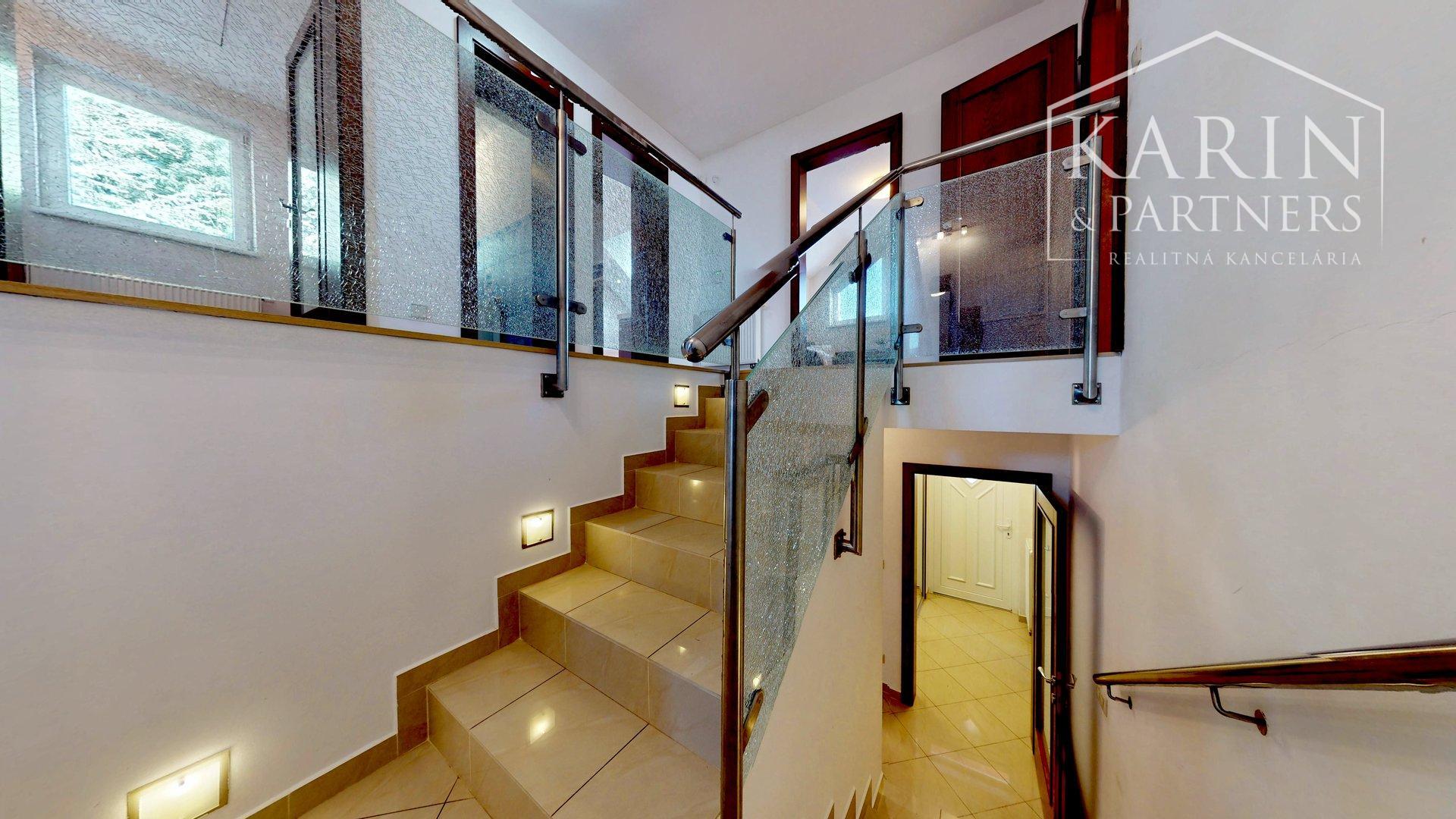 PRIESTRANNÝ 5I RODINNÝ DOM S DVOJGARÁŽOU A KRÁSNOU ZÁHRADOU