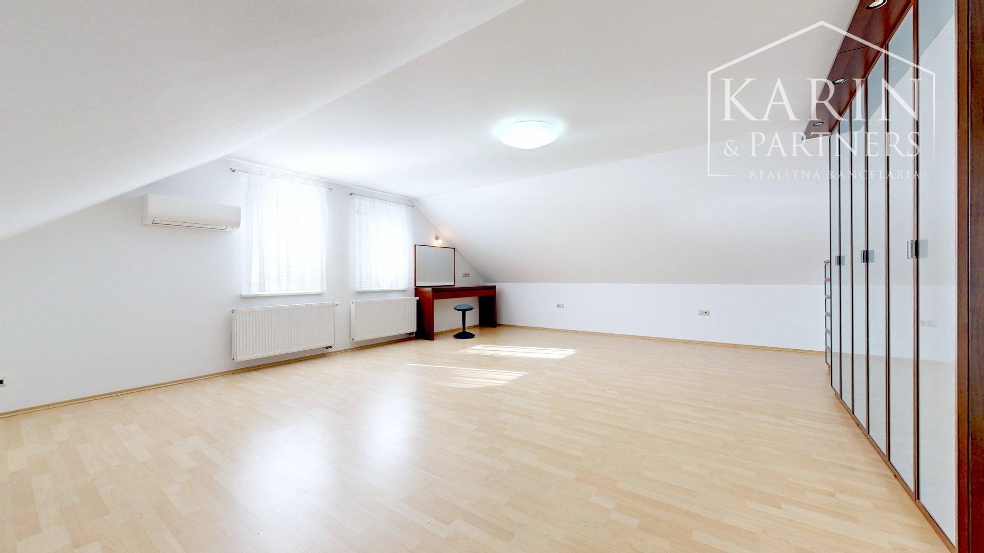 PRIESTRANNÝ 5I RODINNÝ DOM S DVOJGARÁŽOU A KRÁSNOU ZÁHRADOU