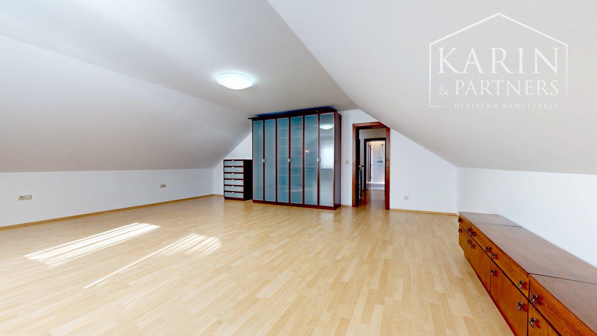 PRIESTRANNÝ 5I RODINNÝ DOM S DVOJGARÁŽOU A KRÁSNOU ZÁHRADOU