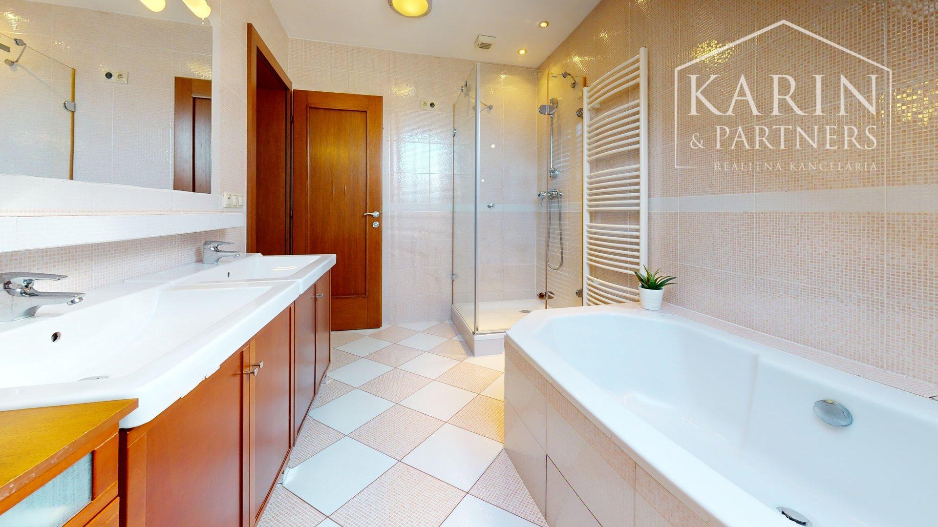 PRIESTRANNÝ 5I RODINNÝ DOM S DVOJGARÁŽOU A KRÁSNOU ZÁHRADOU