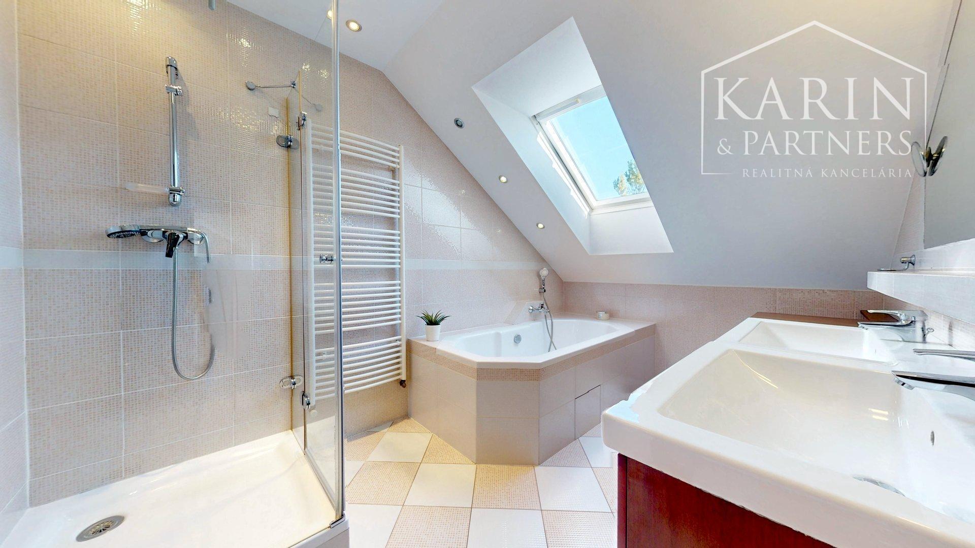 PRIESTRANNÝ 5I RODINNÝ DOM S DVOJGARÁŽOU A KRÁSNOU ZÁHRADOU