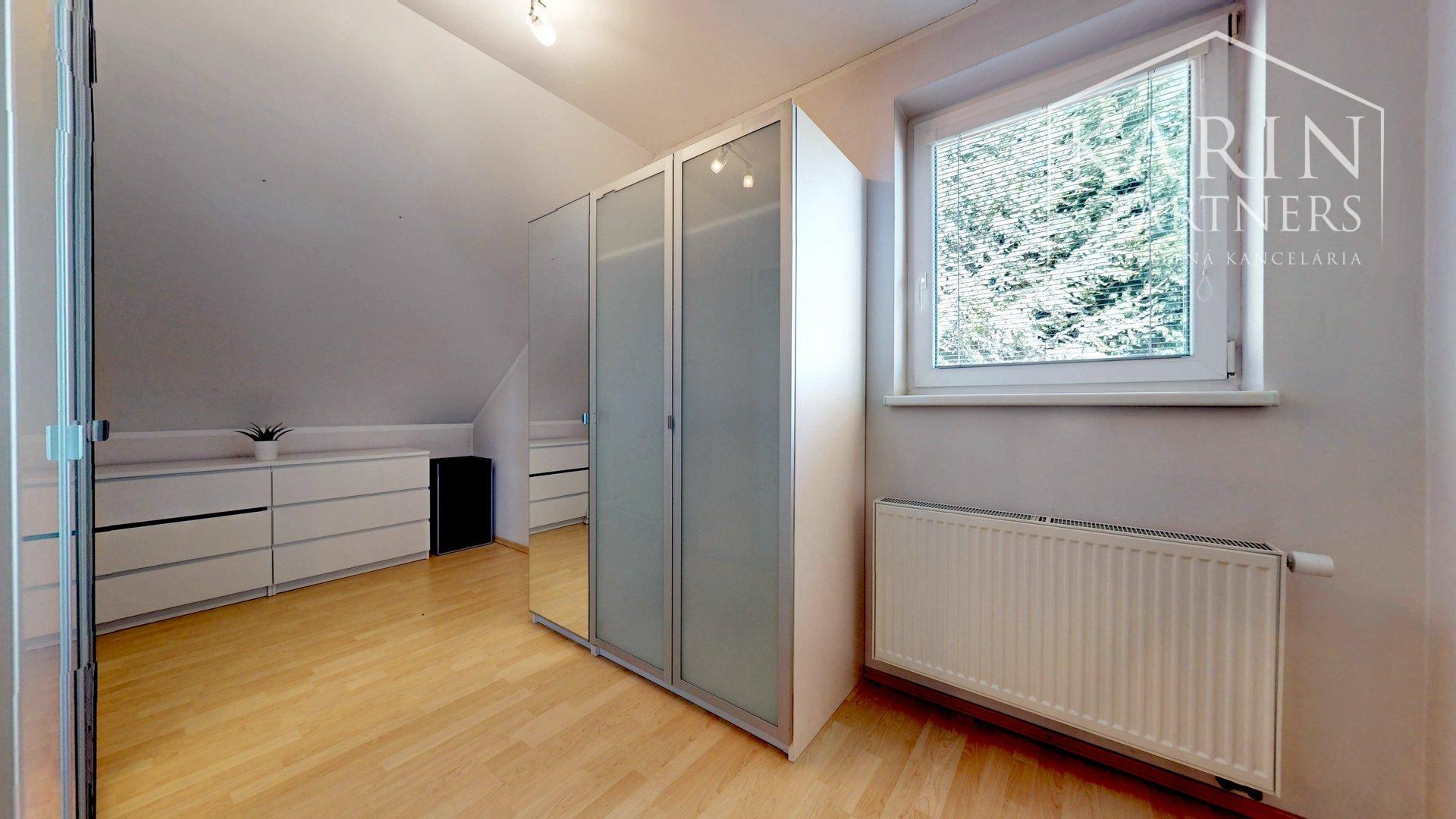 PRIESTRANNÝ 5I RODINNÝ DOM S DVOJGARÁŽOU A KRÁSNOU ZÁHRADOU