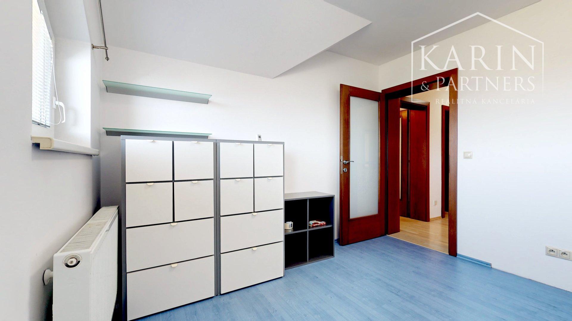 PRIESTRANNÝ 5I RODINNÝ DOM S DVOJGARÁŽOU A KRÁSNOU ZÁHRADOU