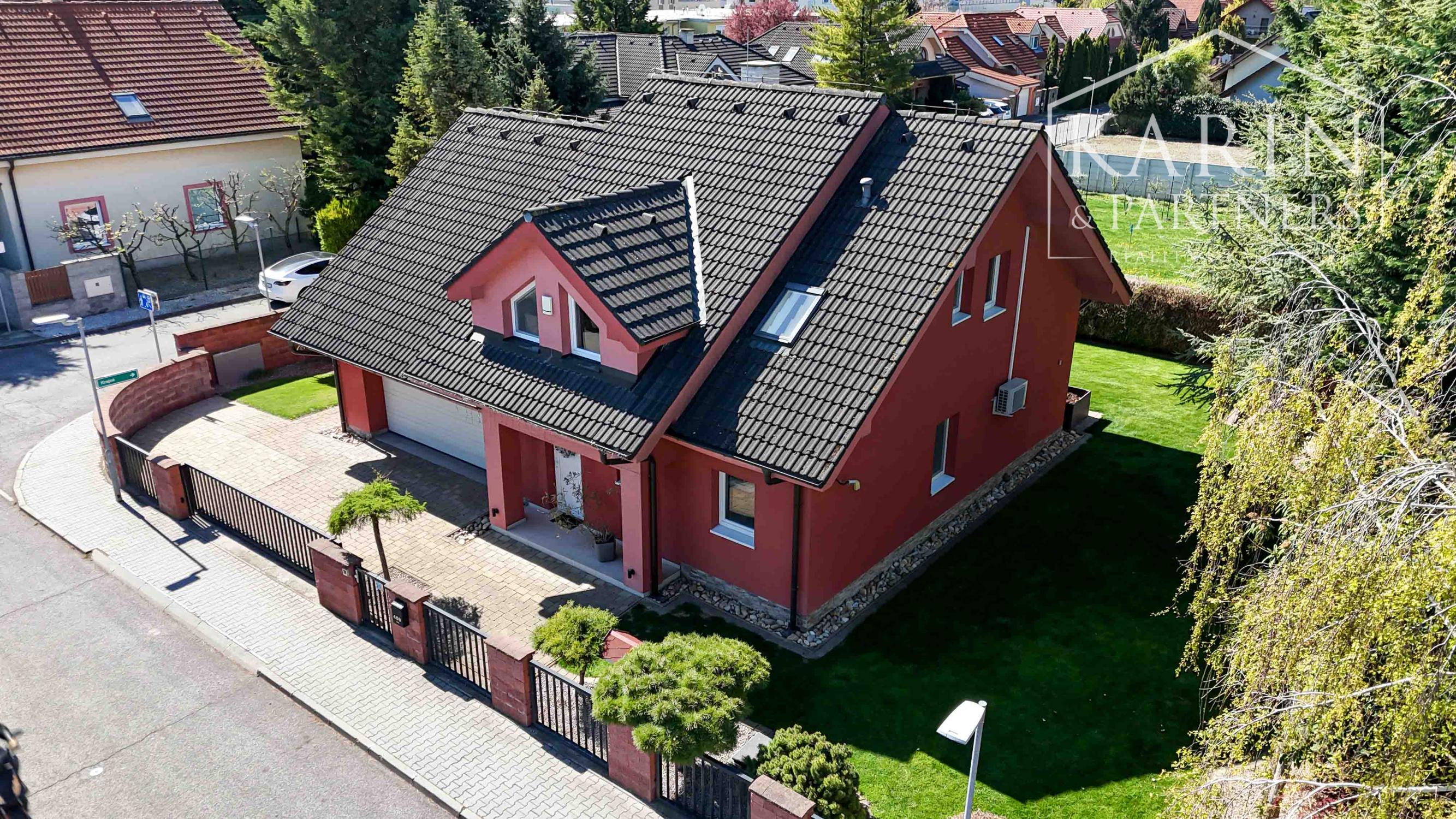 PRIESTRANNÝ 5I RODINNÝ DOM S DVOJGARÁŽOU A KRÁSNOU ZÁHRADOU