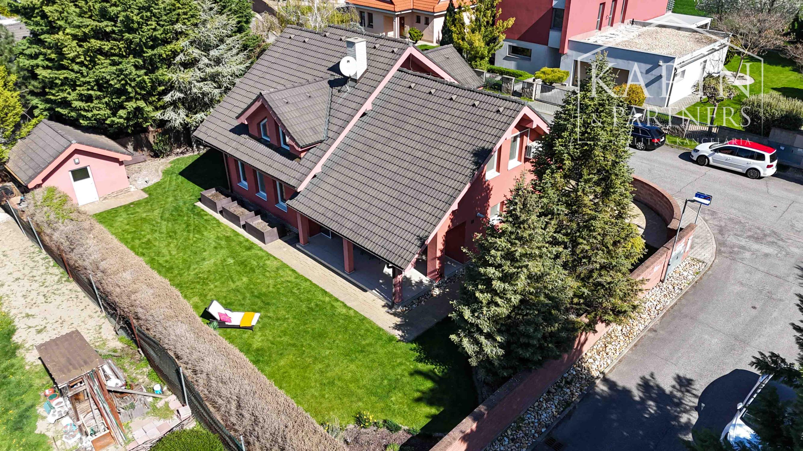 PRIESTRANNÝ 5I RODINNÝ DOM S DVOJGARÁŽOU A KRÁSNOU ZÁHRADOU