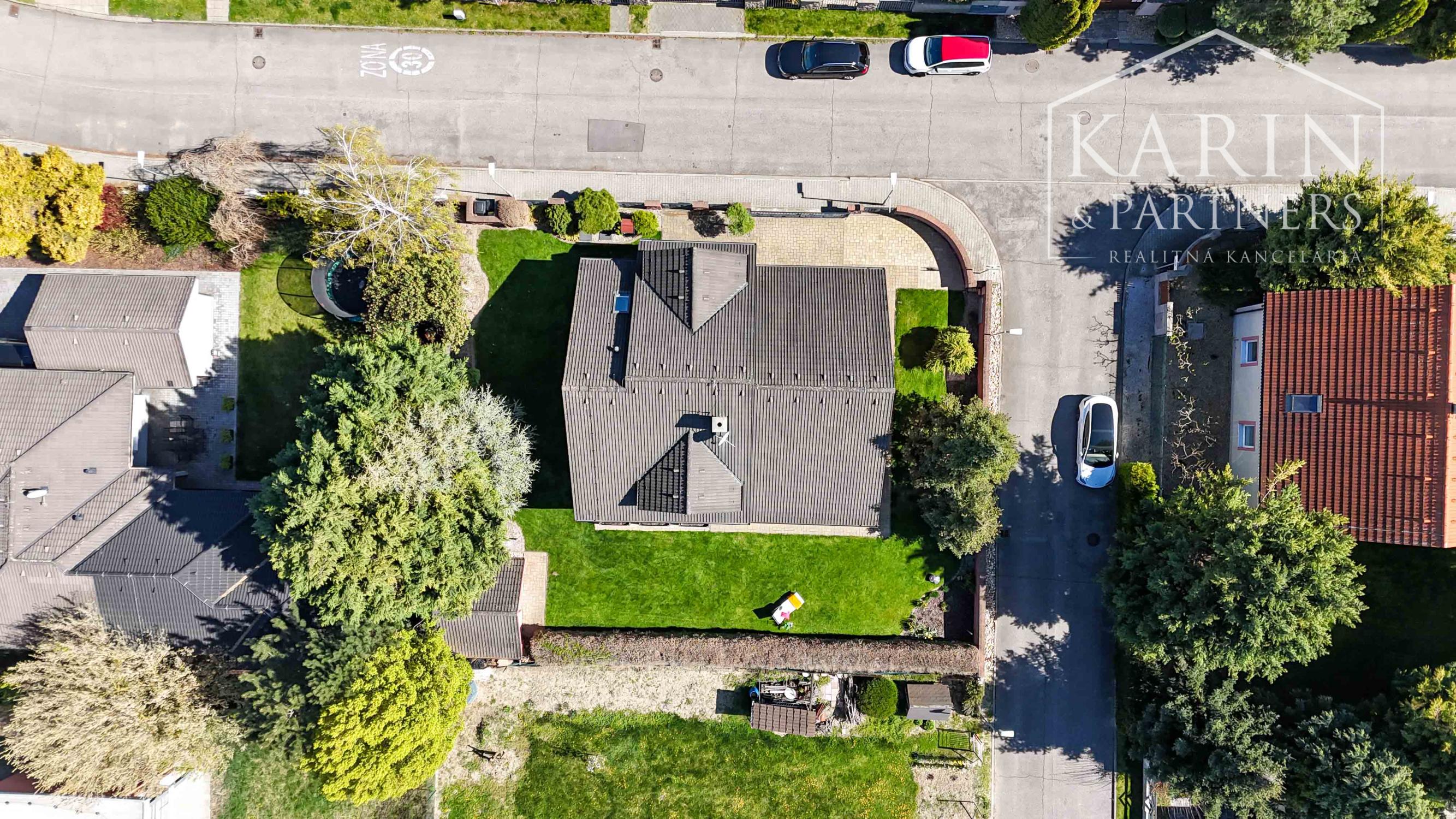 PRIESTRANNÝ 5I RODINNÝ DOM S DVOJGARÁŽOU A KRÁSNOU ZÁHRADOU