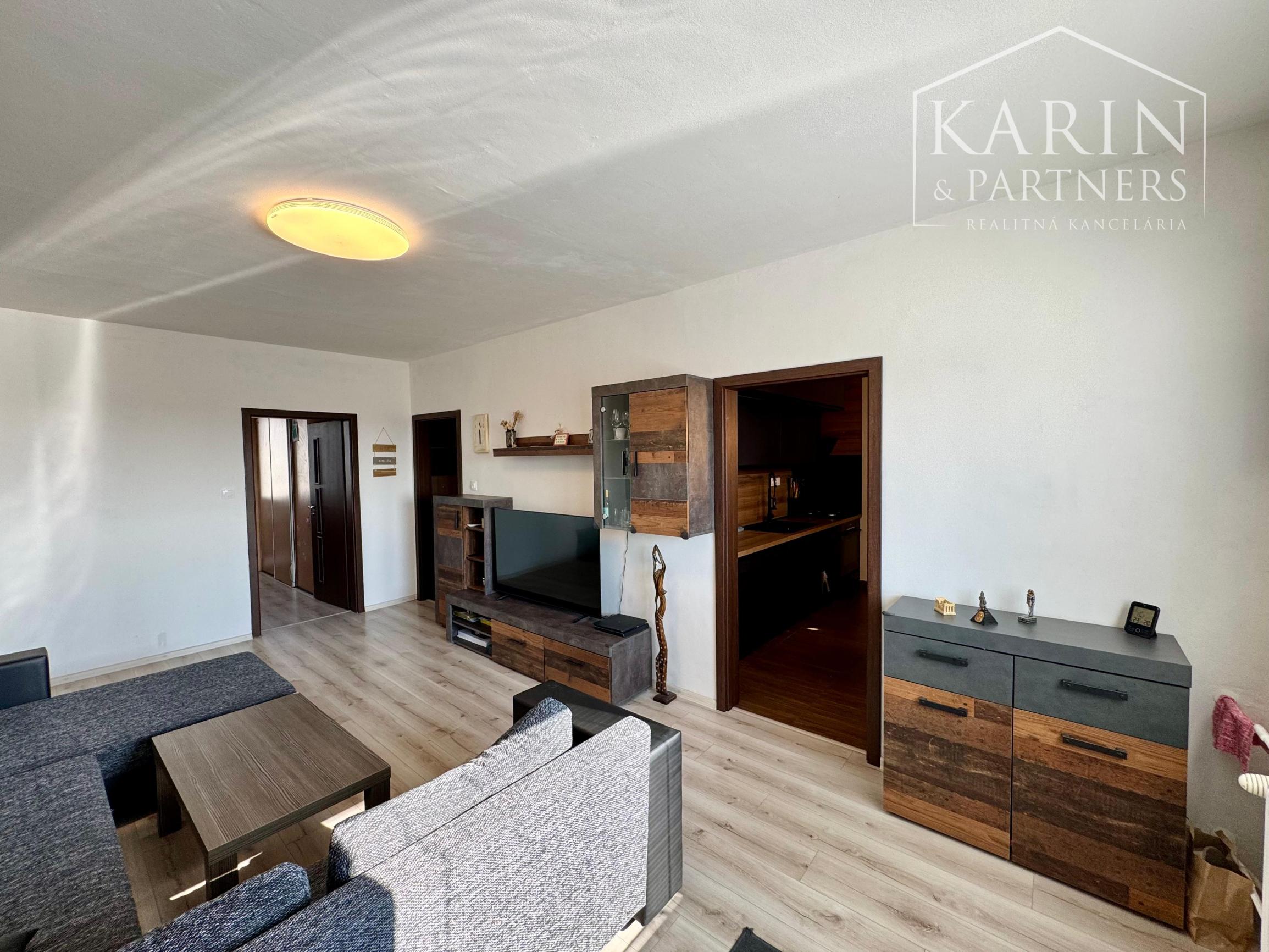 ZREKONŠTRUOVANÝ A ZARIADENÝ 3+1 BYT S LOGGIOU, SKALICA