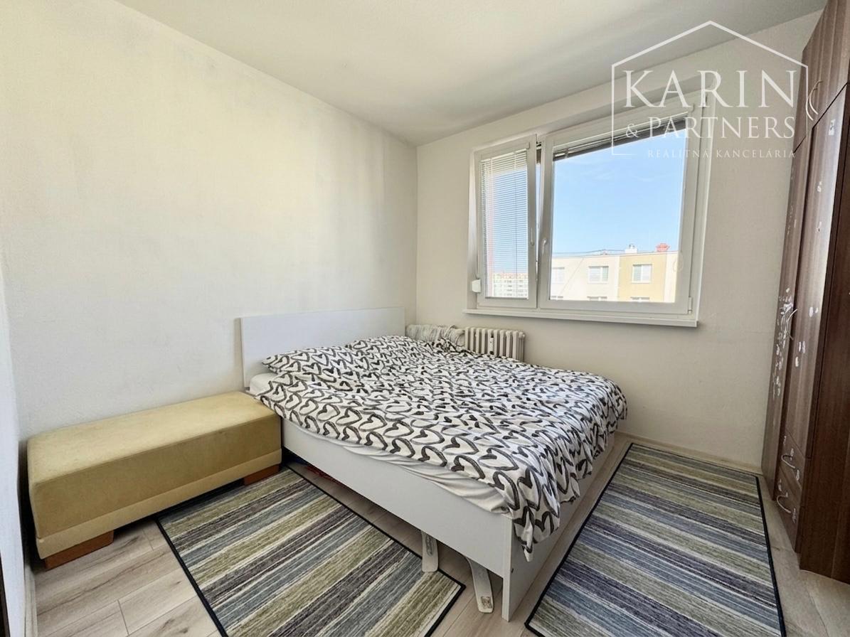 ZREKONŠTRUOVANÝ A ZARIADENÝ 3+1 BYT S LOGGIOU, SKALICA