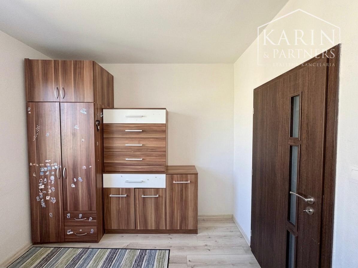 ZREKONŠTRUOVANÝ A ZARIADENÝ 3+1 BYT S LOGGIOU, SKALICA