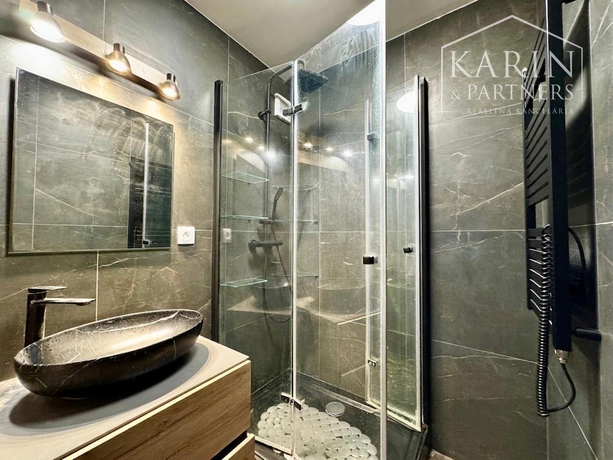 ZREKONŠTRUOVANÝ A ZARIADENÝ 3+1 BYT S LOGGIOU, SKALICA