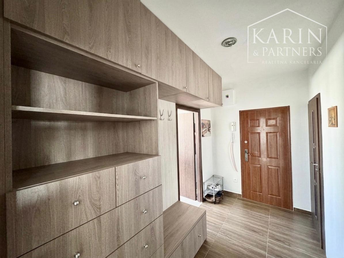 ZREKONŠTRUOVANÝ A ZARIADENÝ 3+1 BYT S LOGGIOU, SKALICA