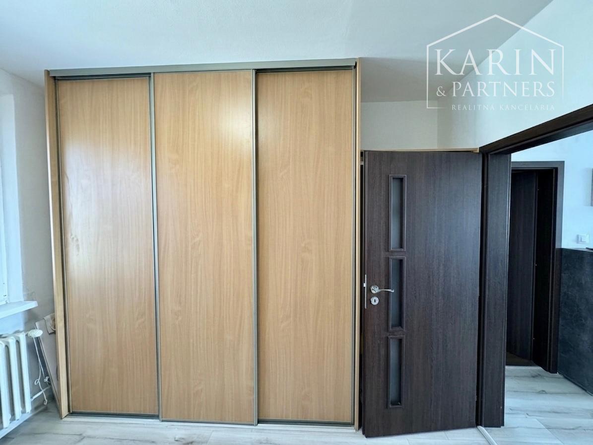 ZREKONŠTRUOVANÝ A ZARIADENÝ 3+1 BYT S LOGGIOU, SKALICA