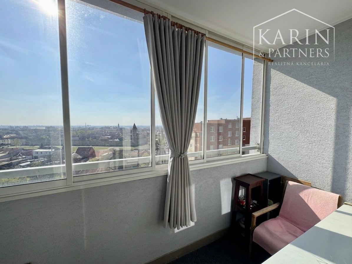 ZREKONŠTRUOVANÝ A ZARIADENÝ 3+1 BYT S LOGGIOU, SKALICA