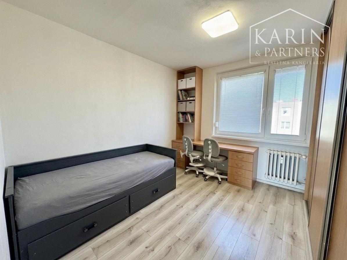 ZREKONŠTRUOVANÝ A ZARIADENÝ 3+1 BYT S LOGGIOU, SKALICA