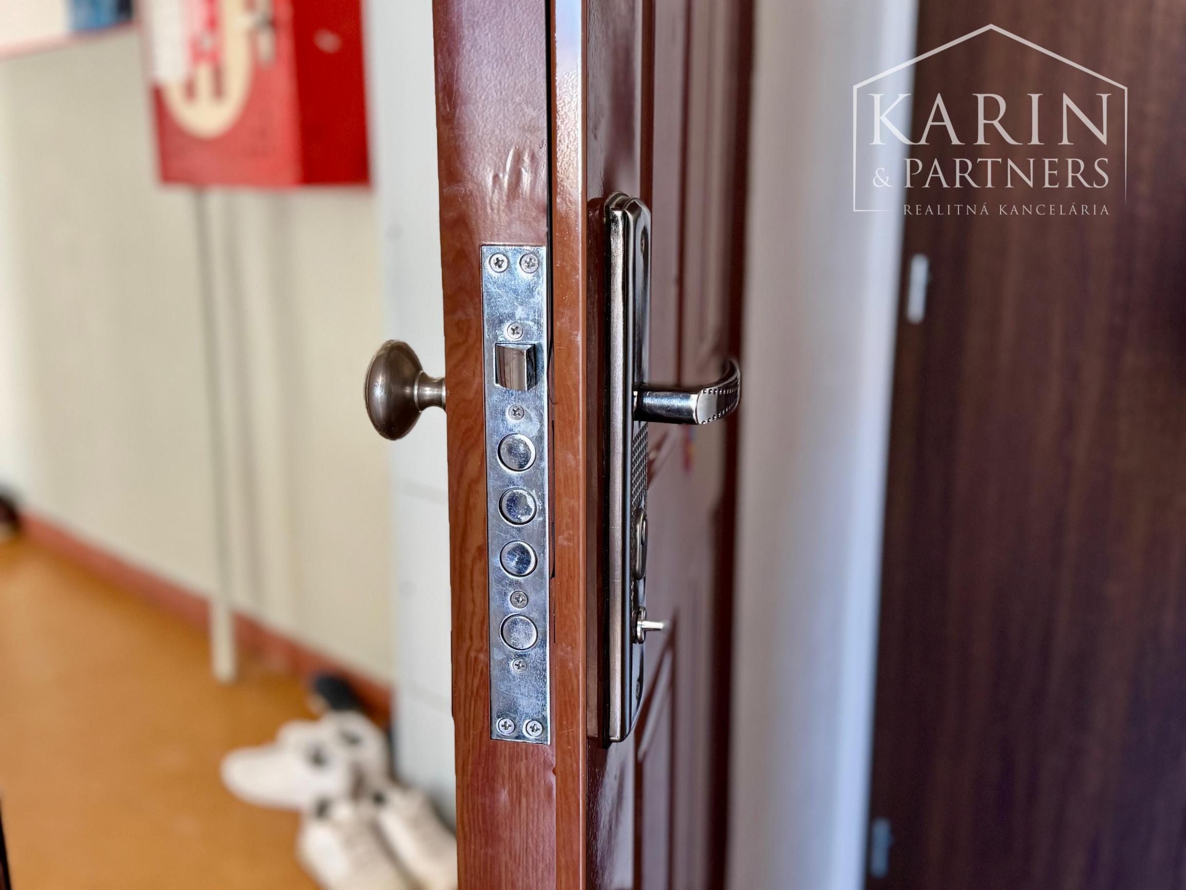 ZREKONŠTRUOVANÝ A ZARIADENÝ 3+1 BYT S LOGGIOU, SKALICA