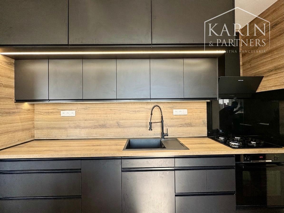 ZREKONŠTRUOVANÝ A ZARIADENÝ 3+1 BYT S LOGGIOU, SKALICA