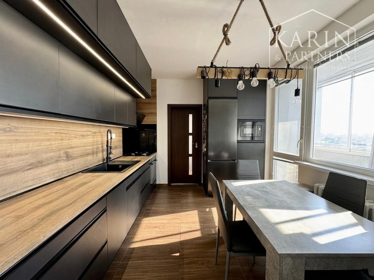 ZREKONŠTRUOVANÝ A ZARIADENÝ 3+1 BYT S LOGGIOU, SKALICA