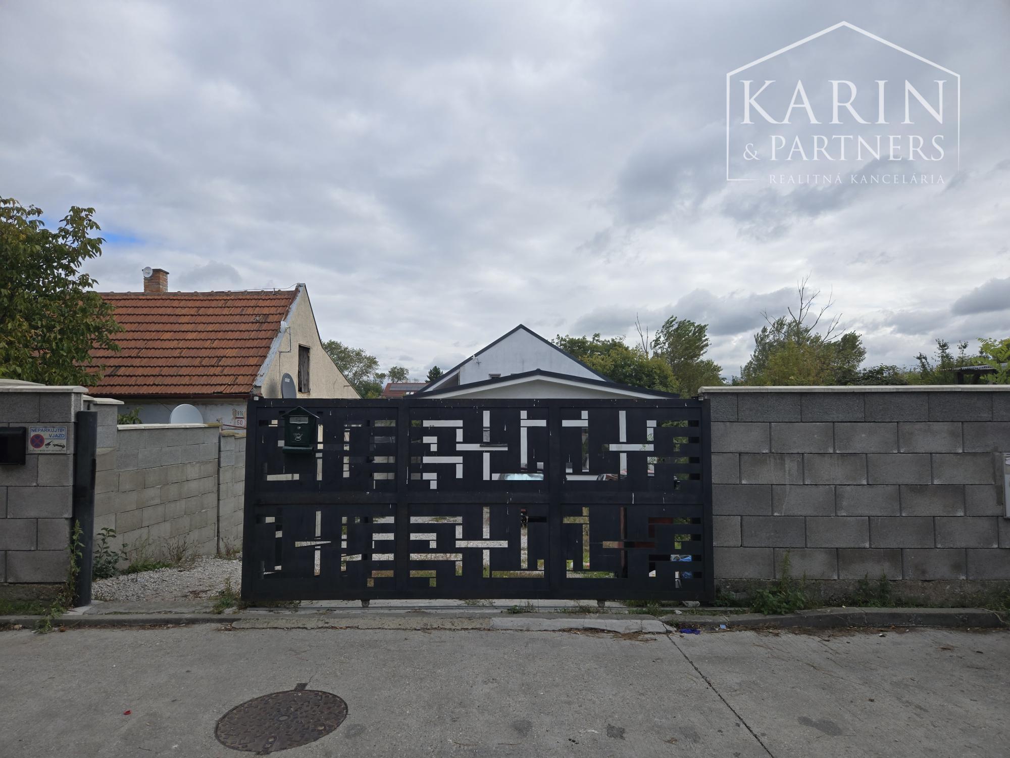 Predaj - Rodinný dom so 5 bytovými jednotkami - Senec. Investícia/podnikanie