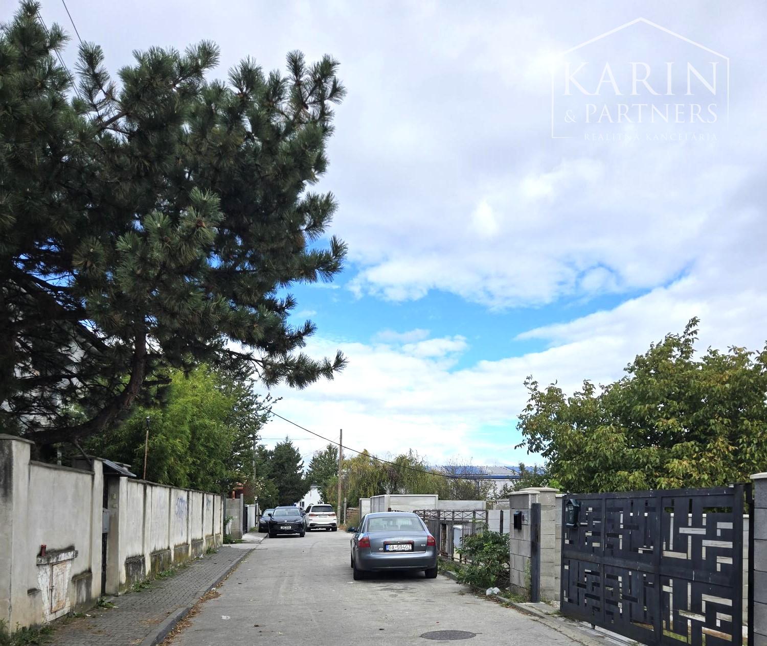 Predaj - Rodinný dom so 5 bytovými jednotkami - Senec. Investícia/podnikanie