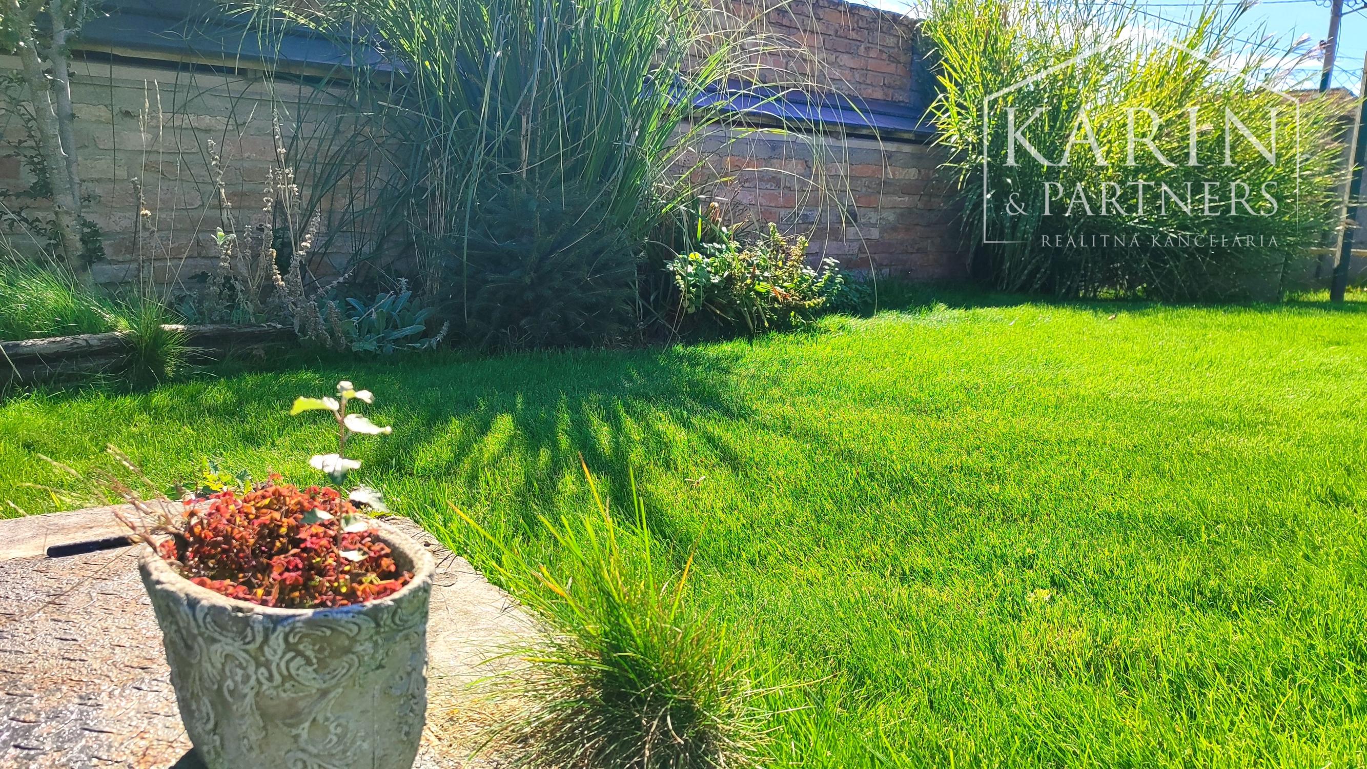 Na predaj novostavba rodinného domu s krásnym udržiavaným pozemkom, v súkromnou areáli, okolie Nových Zámkov