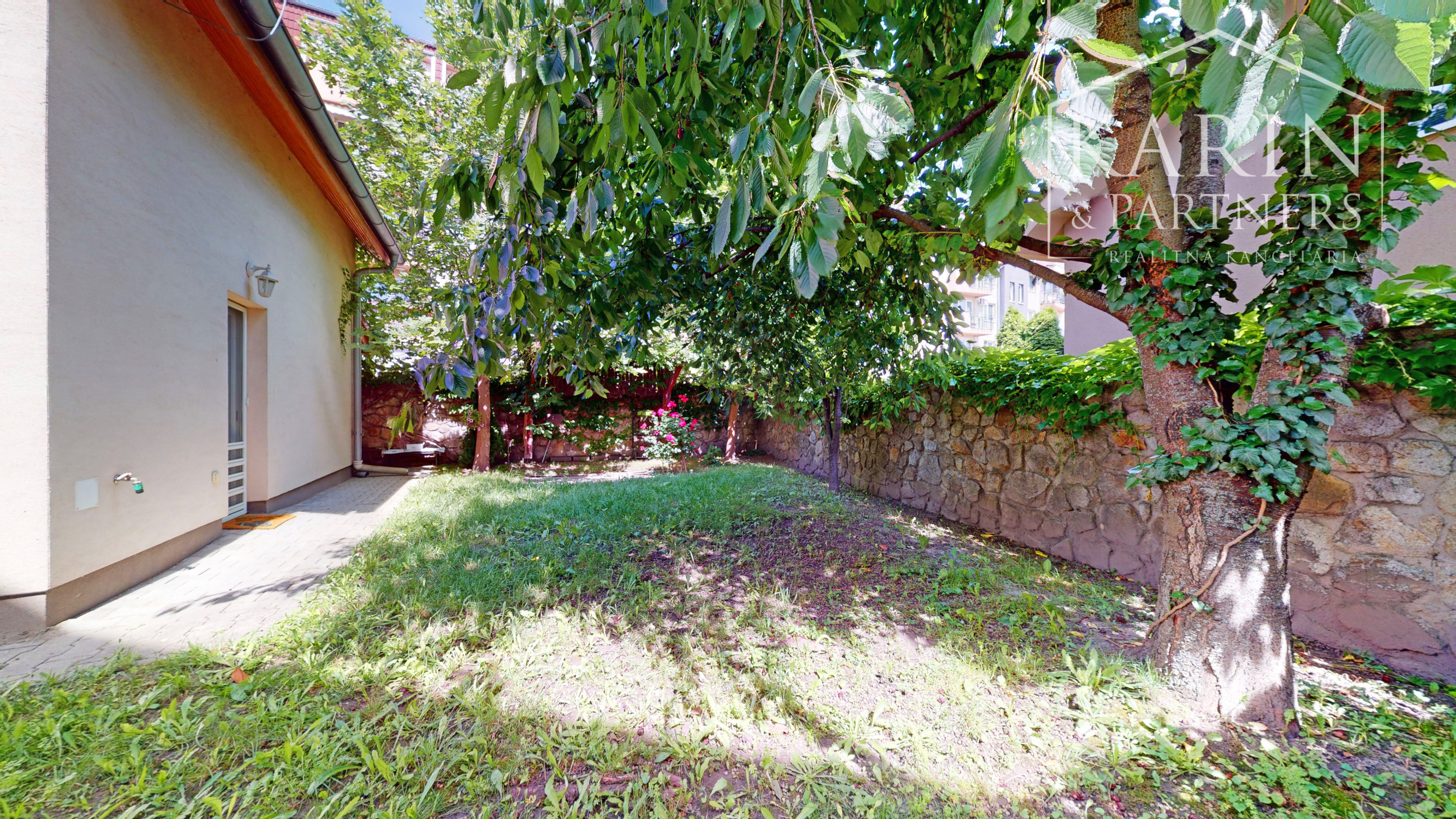 KOMPLETNE ZARIADENÝ PODPIVNIČENÝ DVOJPODLAŽNÝ 3I RODINNÝ DOM SO ZÁHRADOU