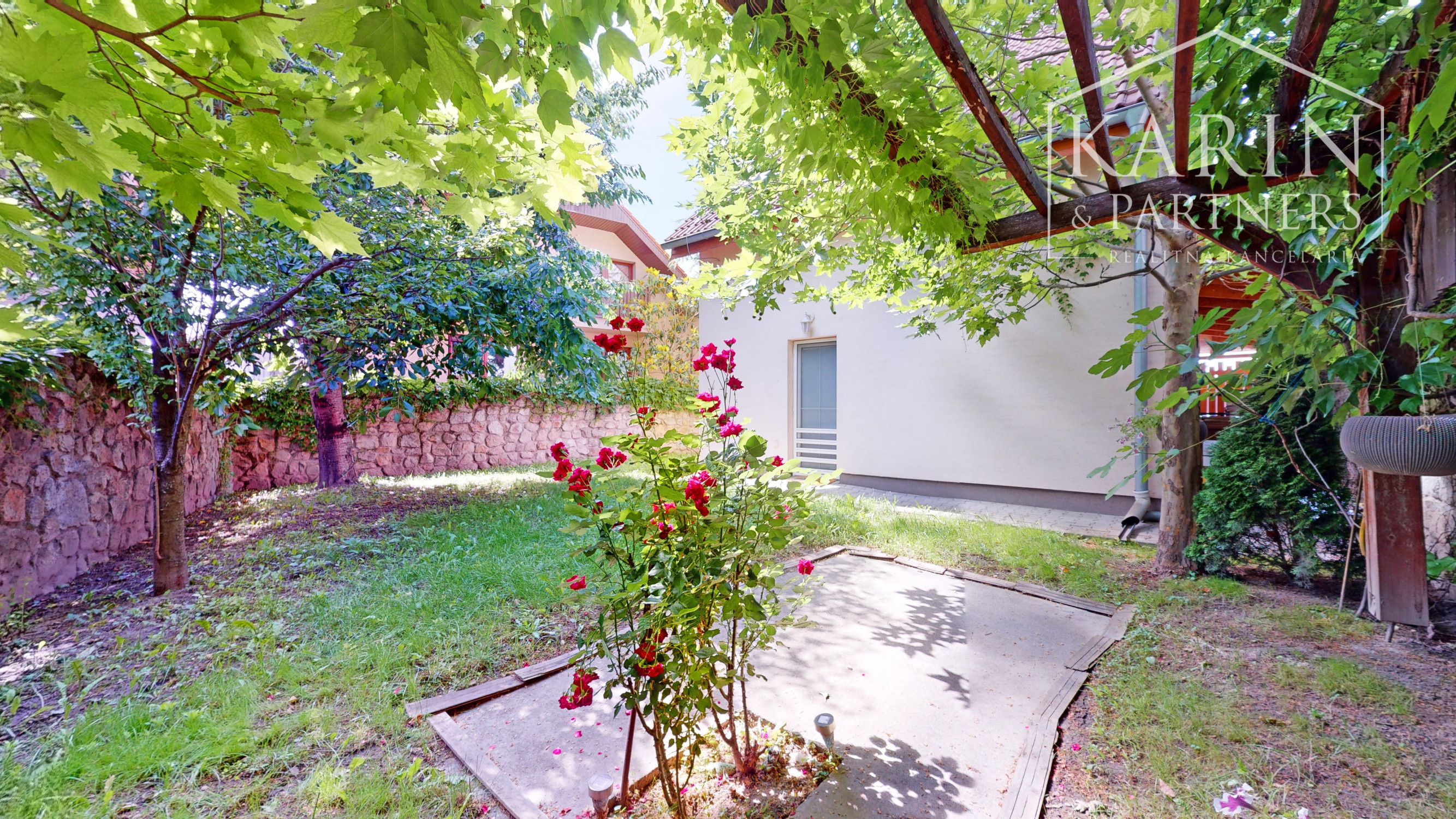 KOMPLETNE ZARIADENÝ PODPIVNIČENÝ DVOJPODLAŽNÝ 3I RODINNÝ DOM SO ZÁHRADOU