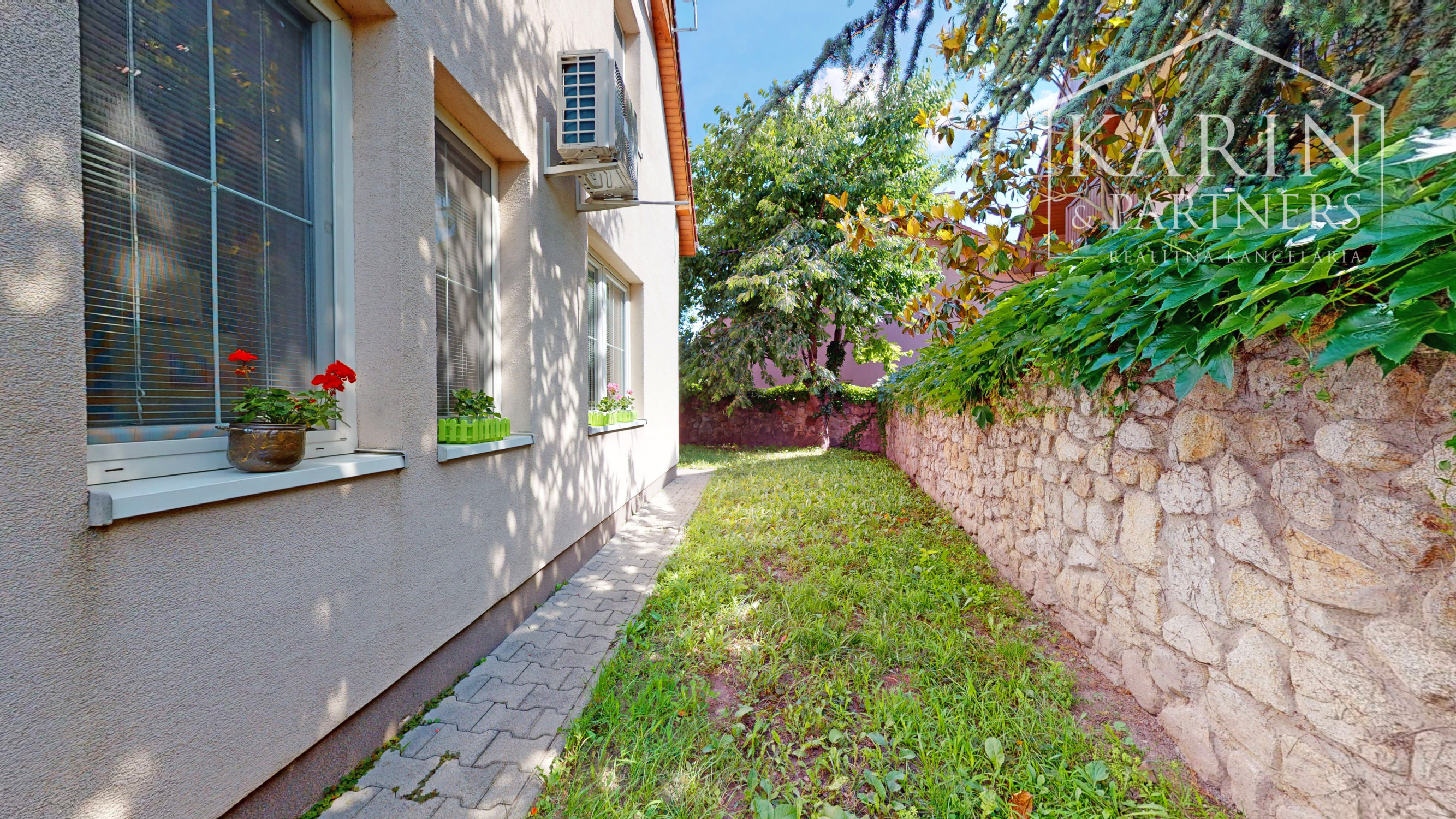 KOMPLETNE ZARIADENÝ PODPIVNIČENÝ DVOJPODLAŽNÝ 3I RODINNÝ DOM SO ZÁHRADOU