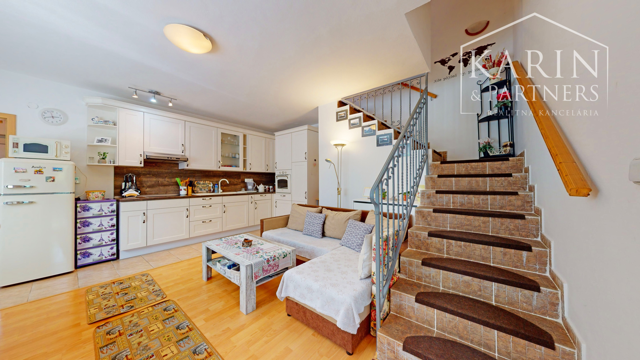 KOMPLETNE ZARIADENÝ PODPIVNIČENÝ DVOJPODLAŽNÝ 3I RODINNÝ DOM SO ZÁHRADOU