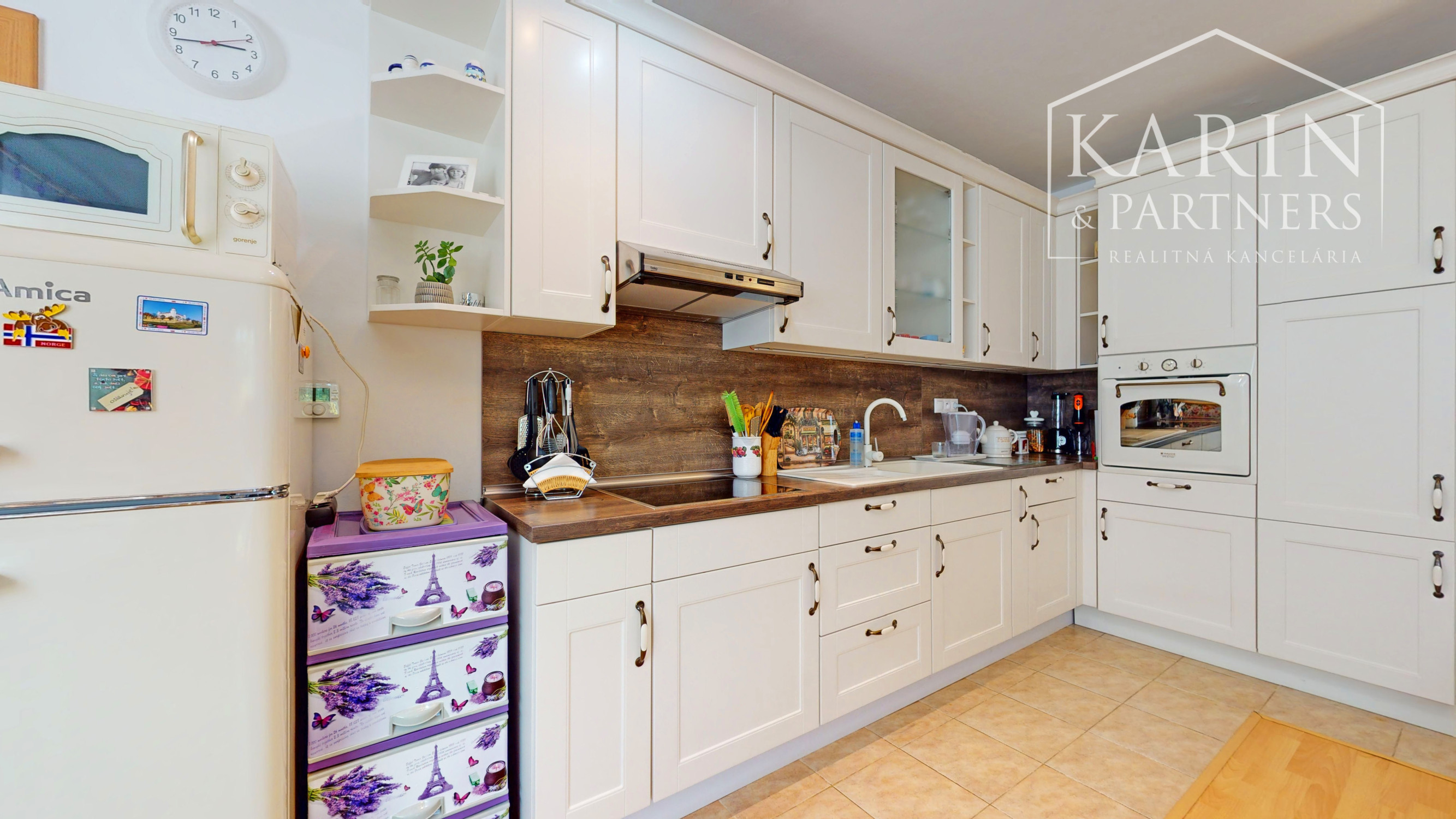 KOMPLETNE ZARIADENÝ PODPIVNIČENÝ DVOJPODLAŽNÝ 3I RODINNÝ DOM SO ZÁHRADOU