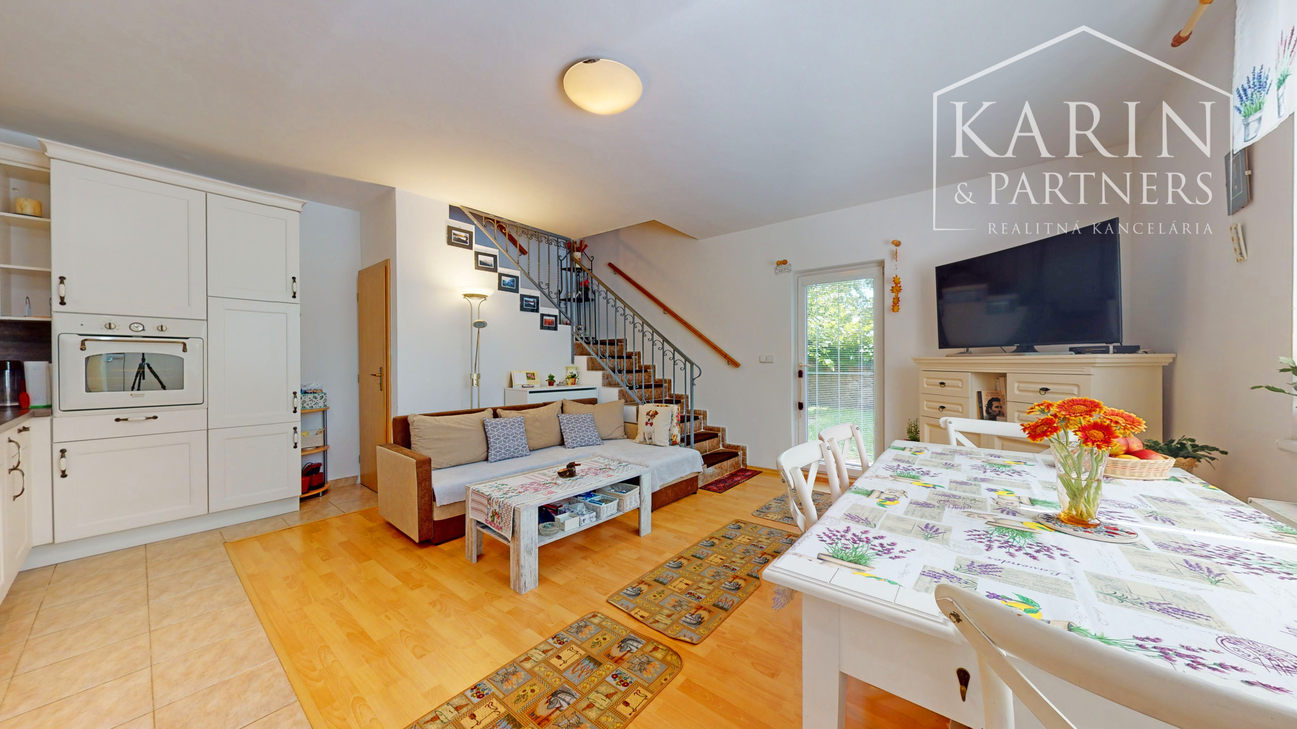 KOMPLETNE ZARIADENÝ PODPIVNIČENÝ DVOJPODLAŽNÝ 3I RODINNÝ DOM SO ZÁHRADOU