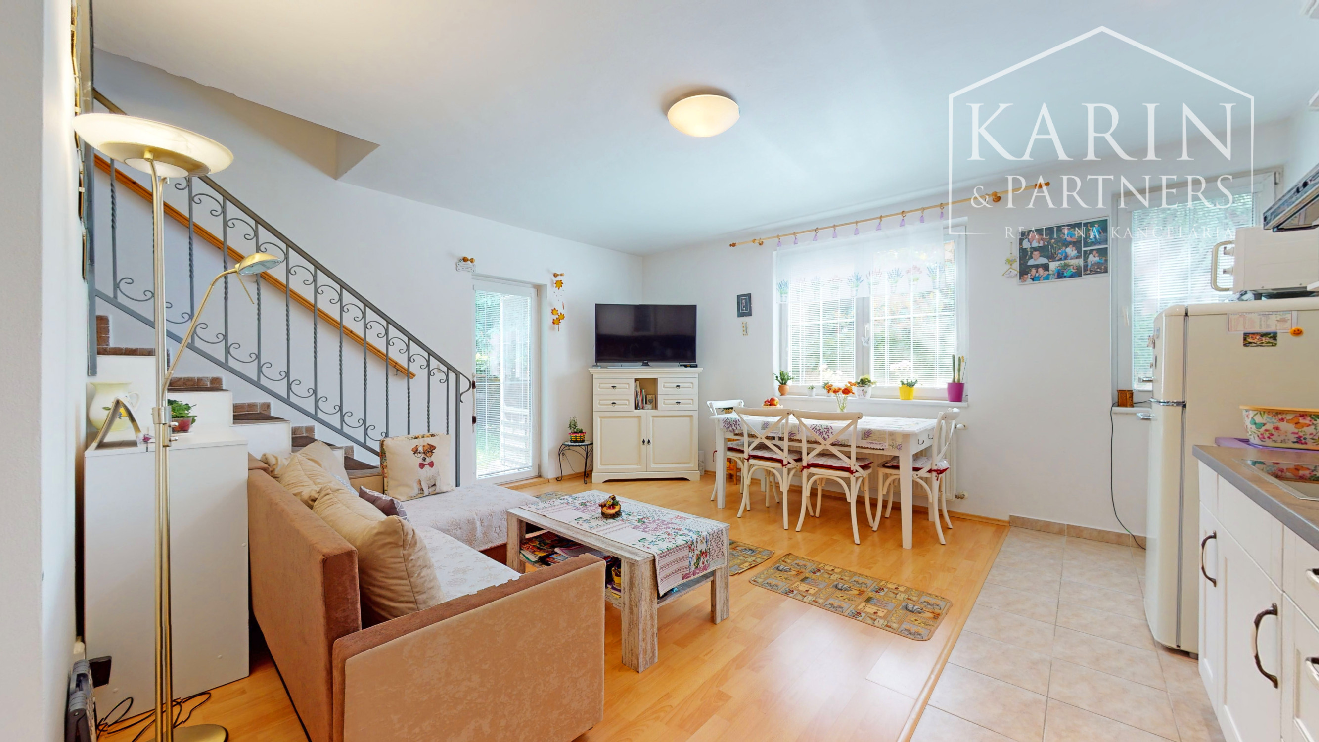 KOMPLETNE ZARIADENÝ PODPIVNIČENÝ DVOJPODLAŽNÝ 3I RODINNÝ DOM SO ZÁHRADOU