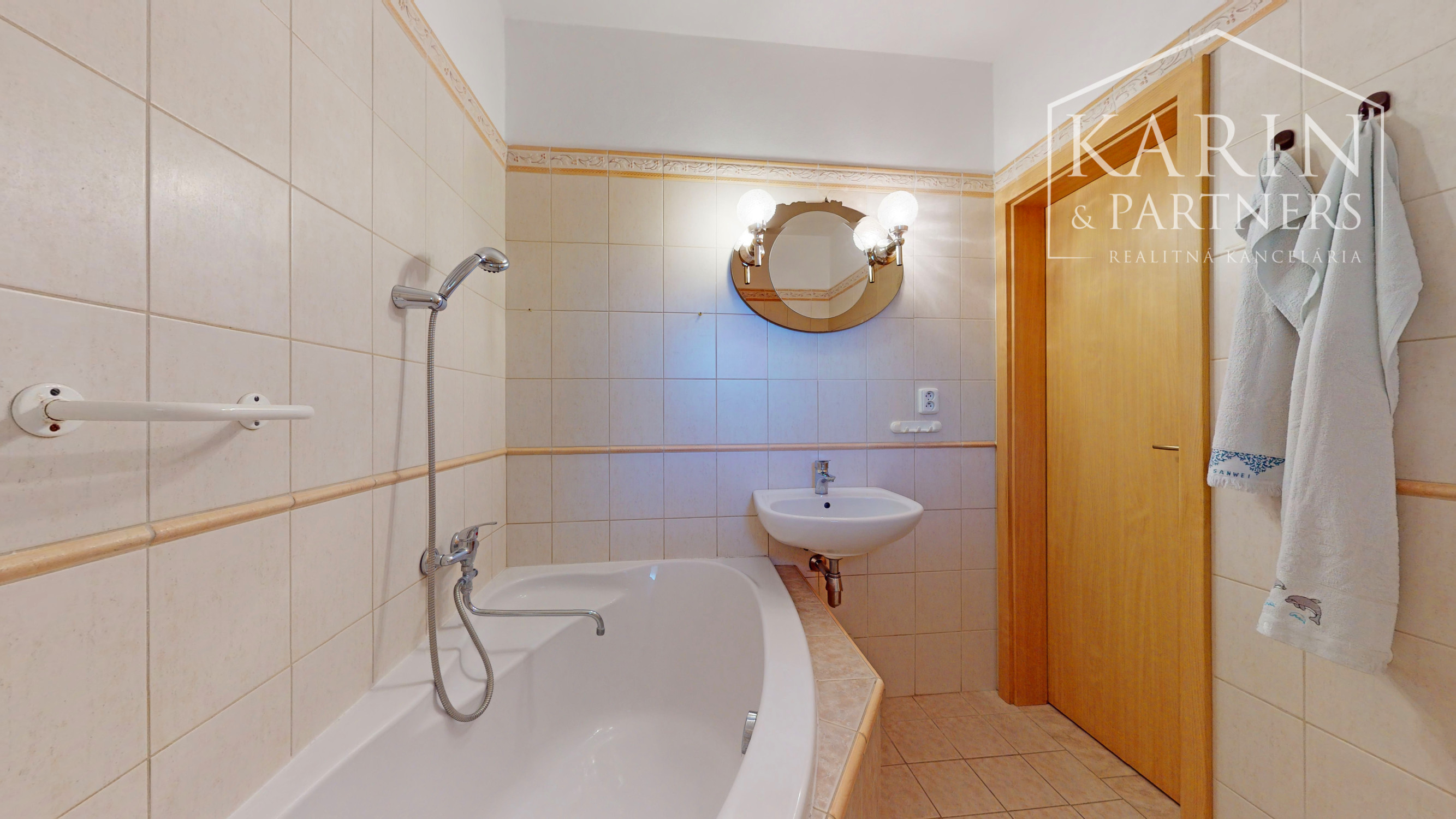 KOMPLETNE ZARIADENÝ PODPIVNIČENÝ DVOJPODLAŽNÝ 3I RODINNÝ DOM SO ZÁHRADOU