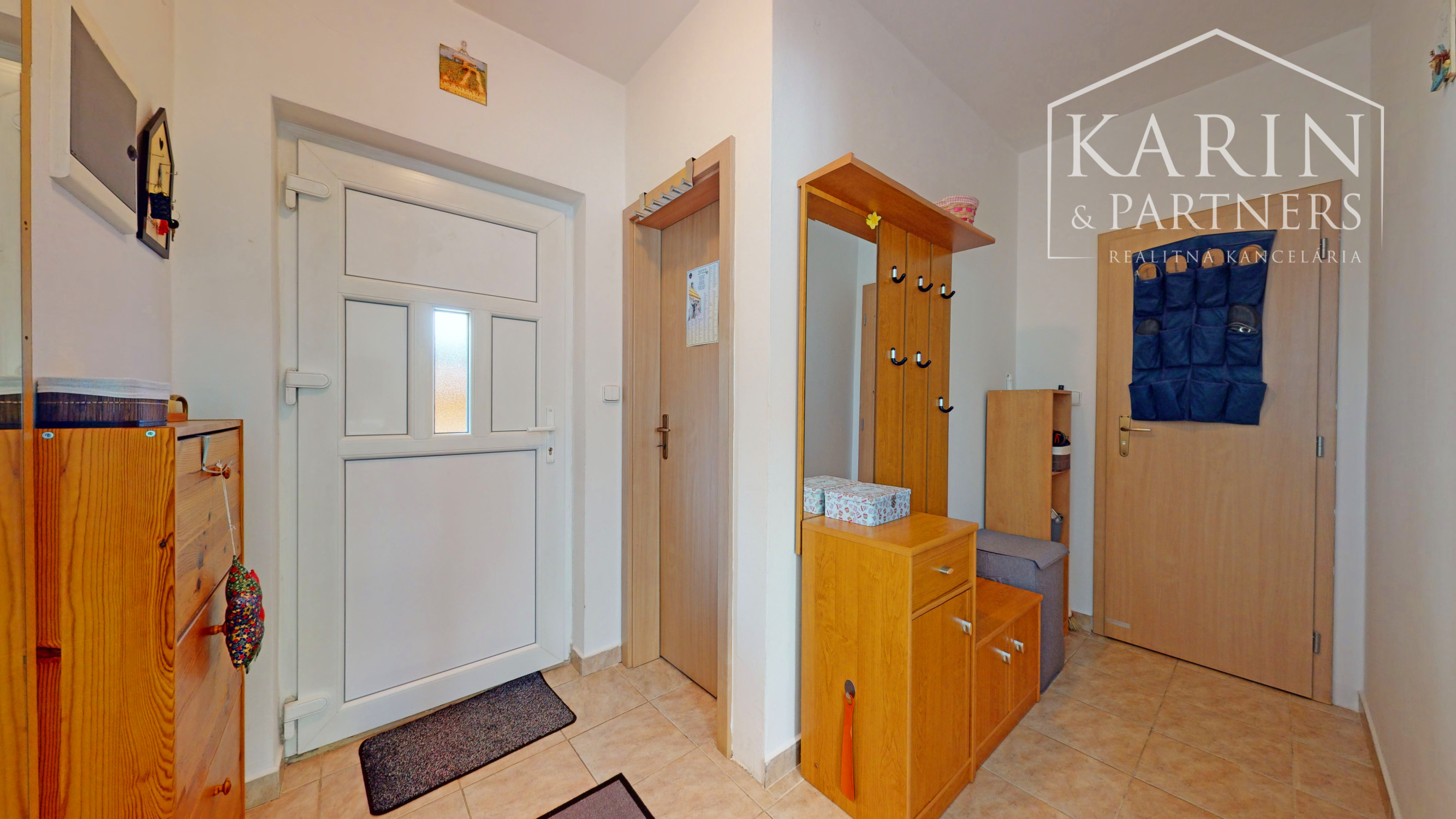 KOMPLETNE ZARIADENÝ PODPIVNIČENÝ DVOJPODLAŽNÝ 3I RODINNÝ DOM SO ZÁHRADOU