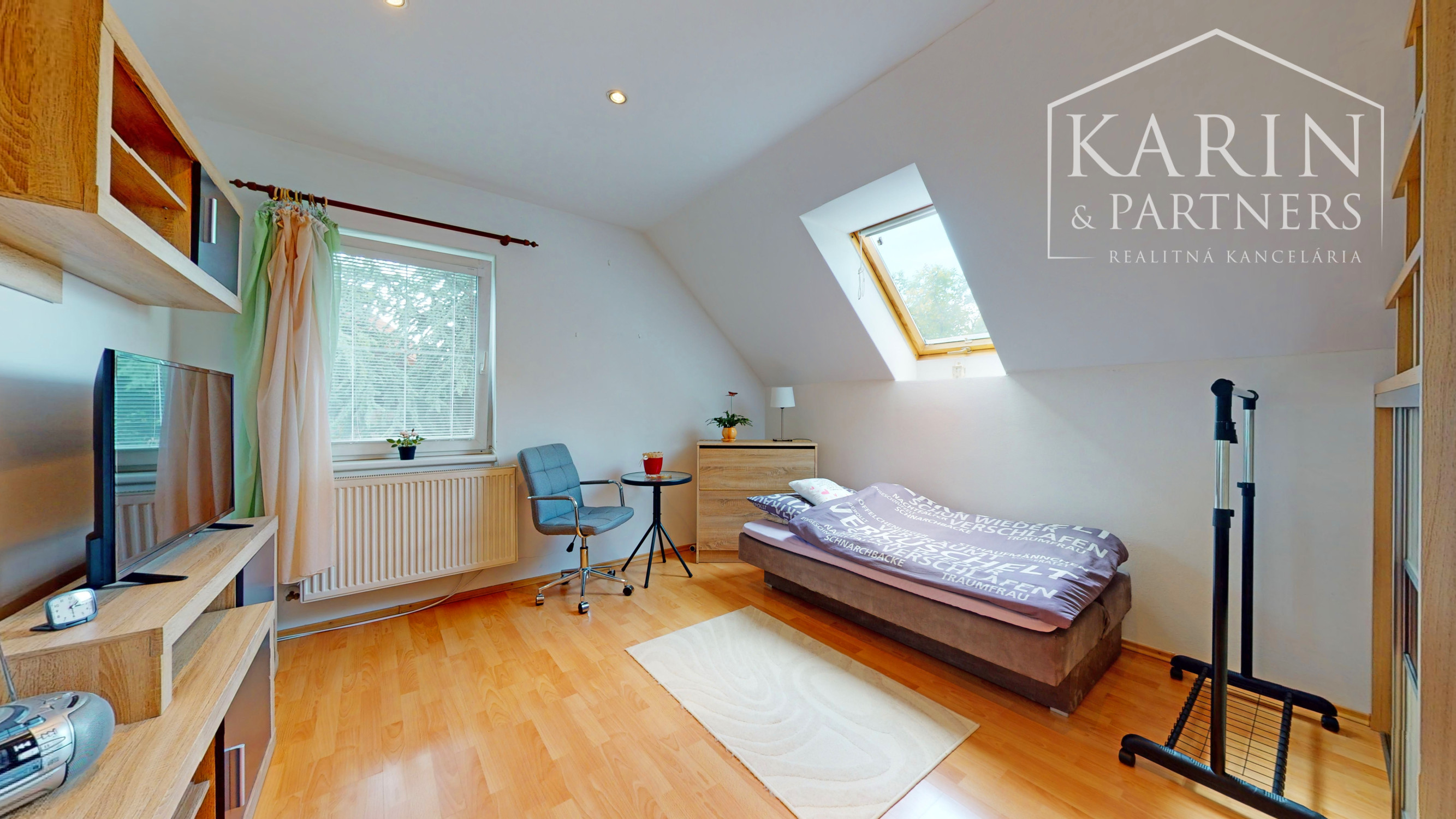 KOMPLETNE ZARIADENÝ PODPIVNIČENÝ DVOJPODLAŽNÝ 3I RODINNÝ DOM SO ZÁHRADOU