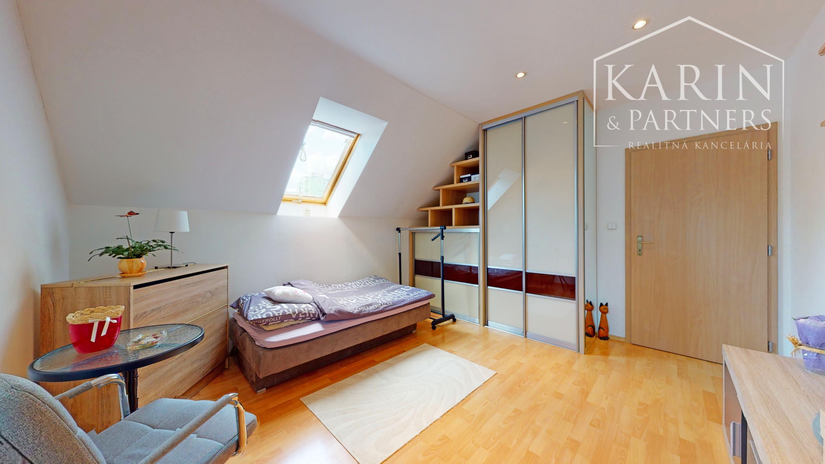 KOMPLETNE ZARIADENÝ PODPIVNIČENÝ DVOJPODLAŽNÝ 3I RODINNÝ DOM SO ZÁHRADOU