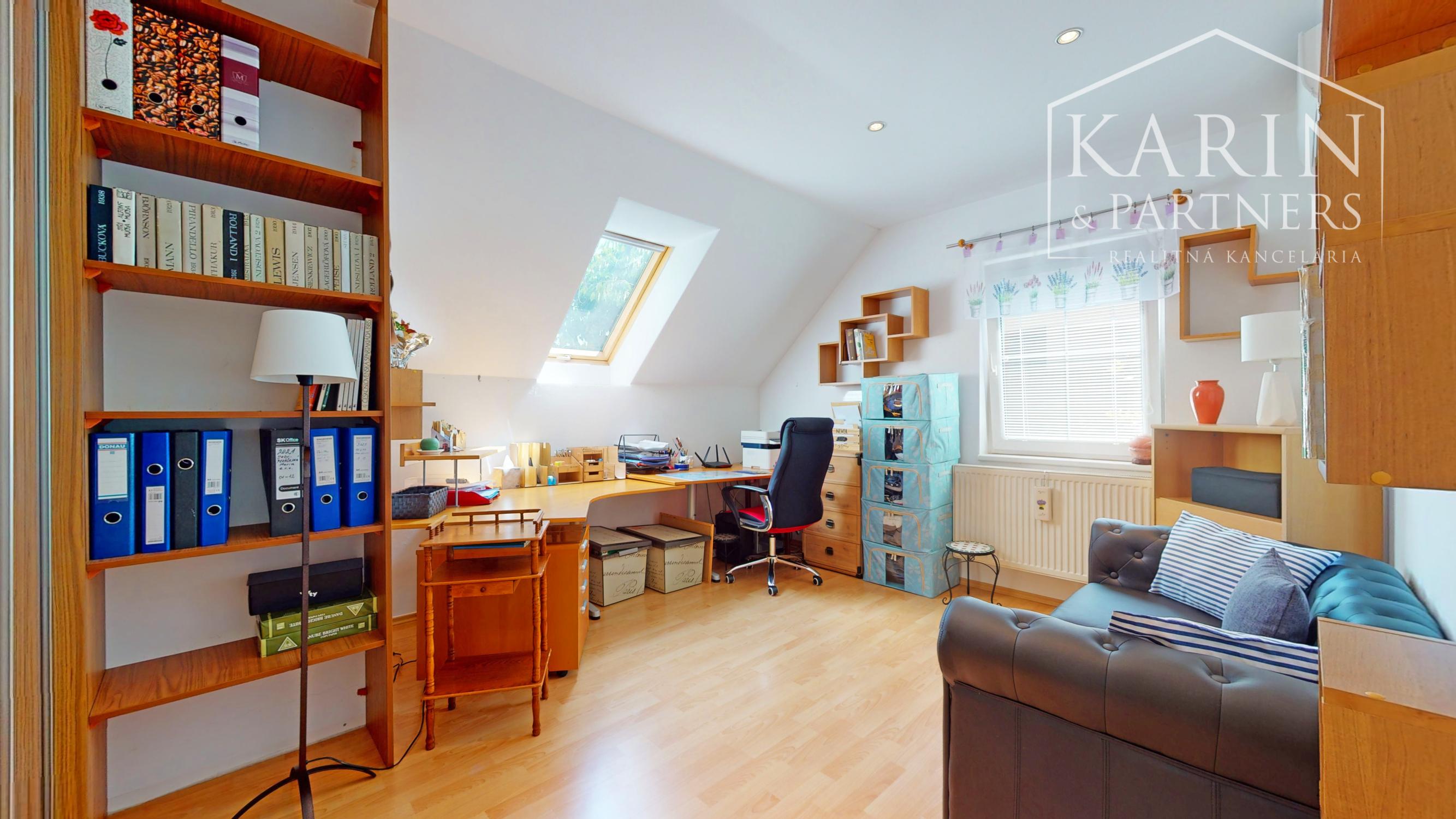 KOMPLETNE ZARIADENÝ PODPIVNIČENÝ DVOJPODLAŽNÝ 3I RODINNÝ DOM SO ZÁHRADOU