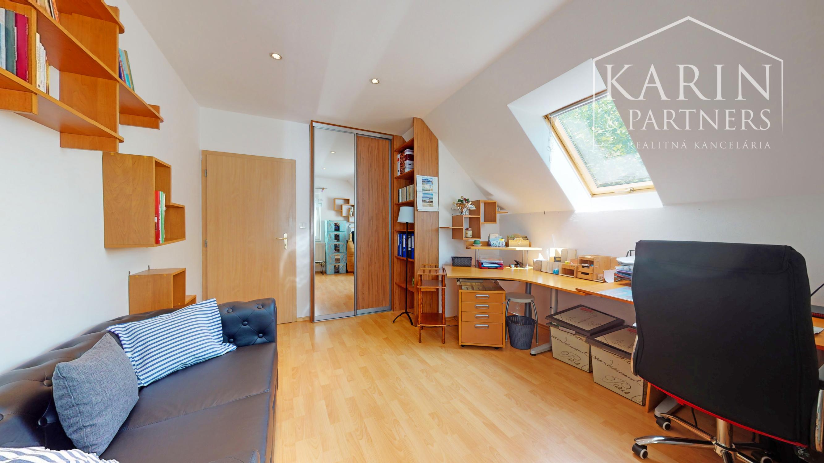 KOMPLETNE ZARIADENÝ PODPIVNIČENÝ DVOJPODLAŽNÝ 3I RODINNÝ DOM SO ZÁHRADOU