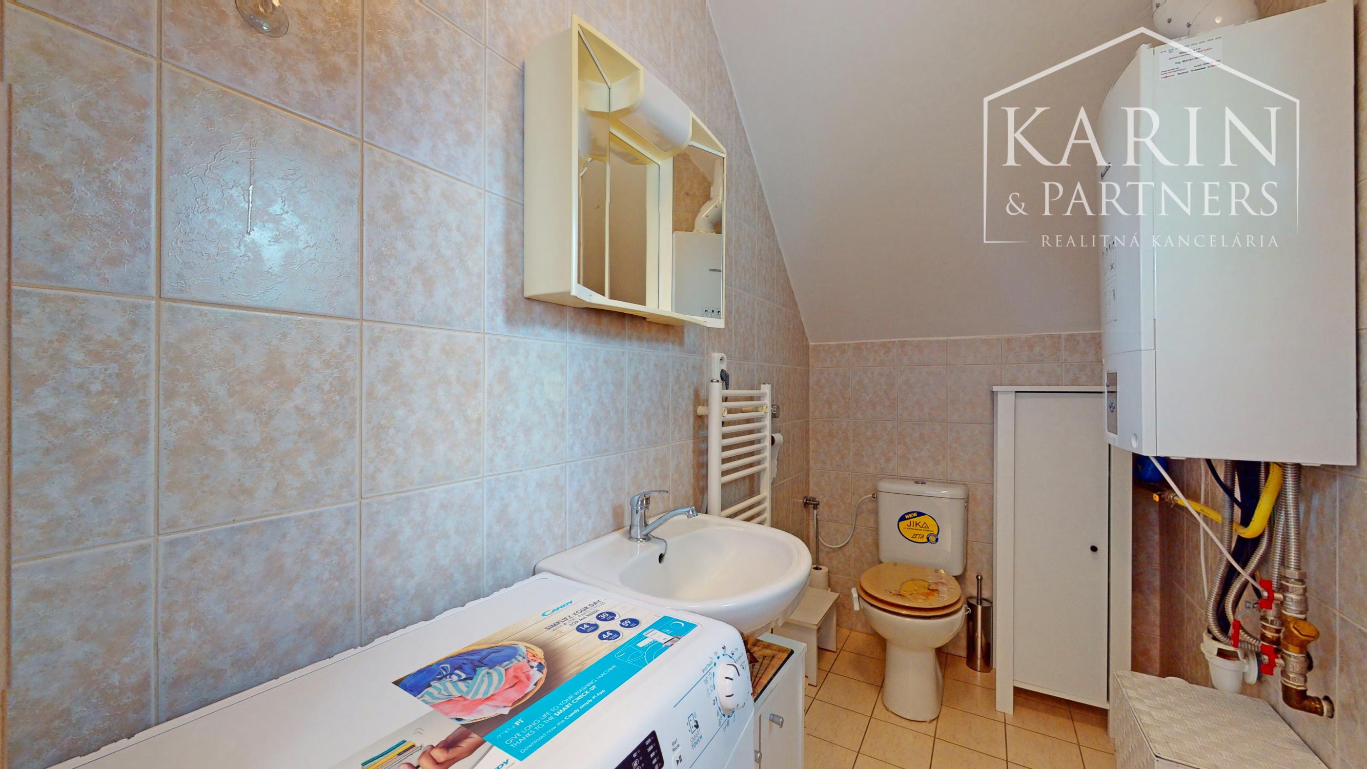 KOMPLETNE ZARIADENÝ PODPIVNIČENÝ DVOJPODLAŽNÝ 3I RODINNÝ DOM SO ZÁHRADOU