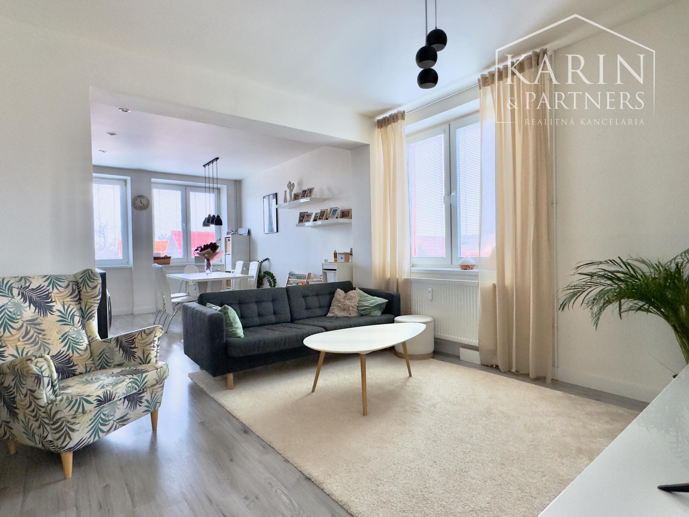 Nádherný, kompletne zariadený 3-izbový byt (66 m²) z r. 2018 s vlastným parkovaním v top lokalite, Skalica