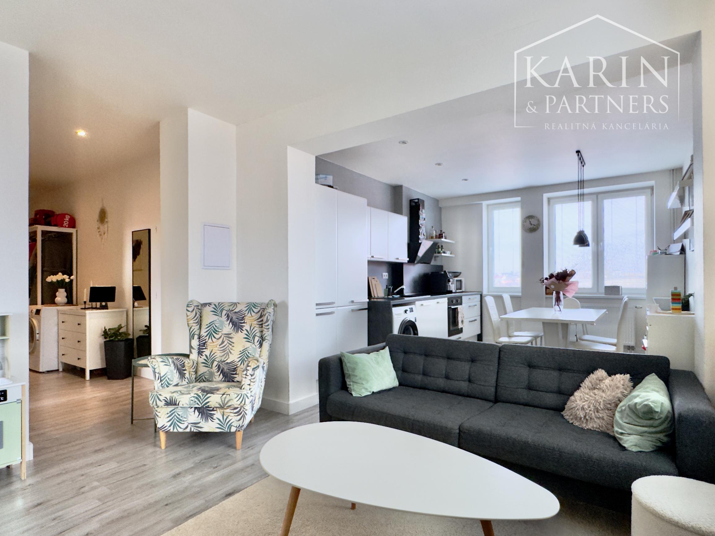 Nádherný, kompletne zariadený 3-izbový byt (66 m²) z r. 2018 s vlastným parkovaním v top lokalite, Skalica