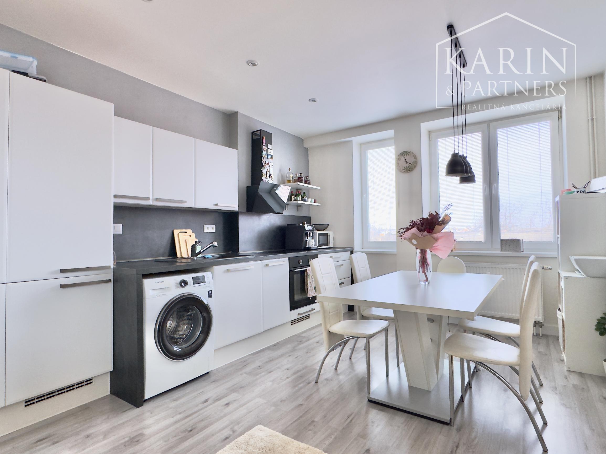 Nádherný, kompletne zariadený 3-izbový byt (66 m²) z r. 2018 s vlastným parkovaním v top lokalite, Skalica