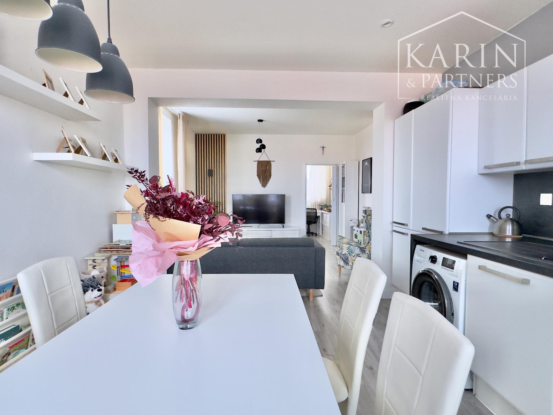 Nádherný, kompletne zariadený 3-izbový byt (66 m²) z r. 2018 s vlastným parkovaním v top lokalite, Skalica