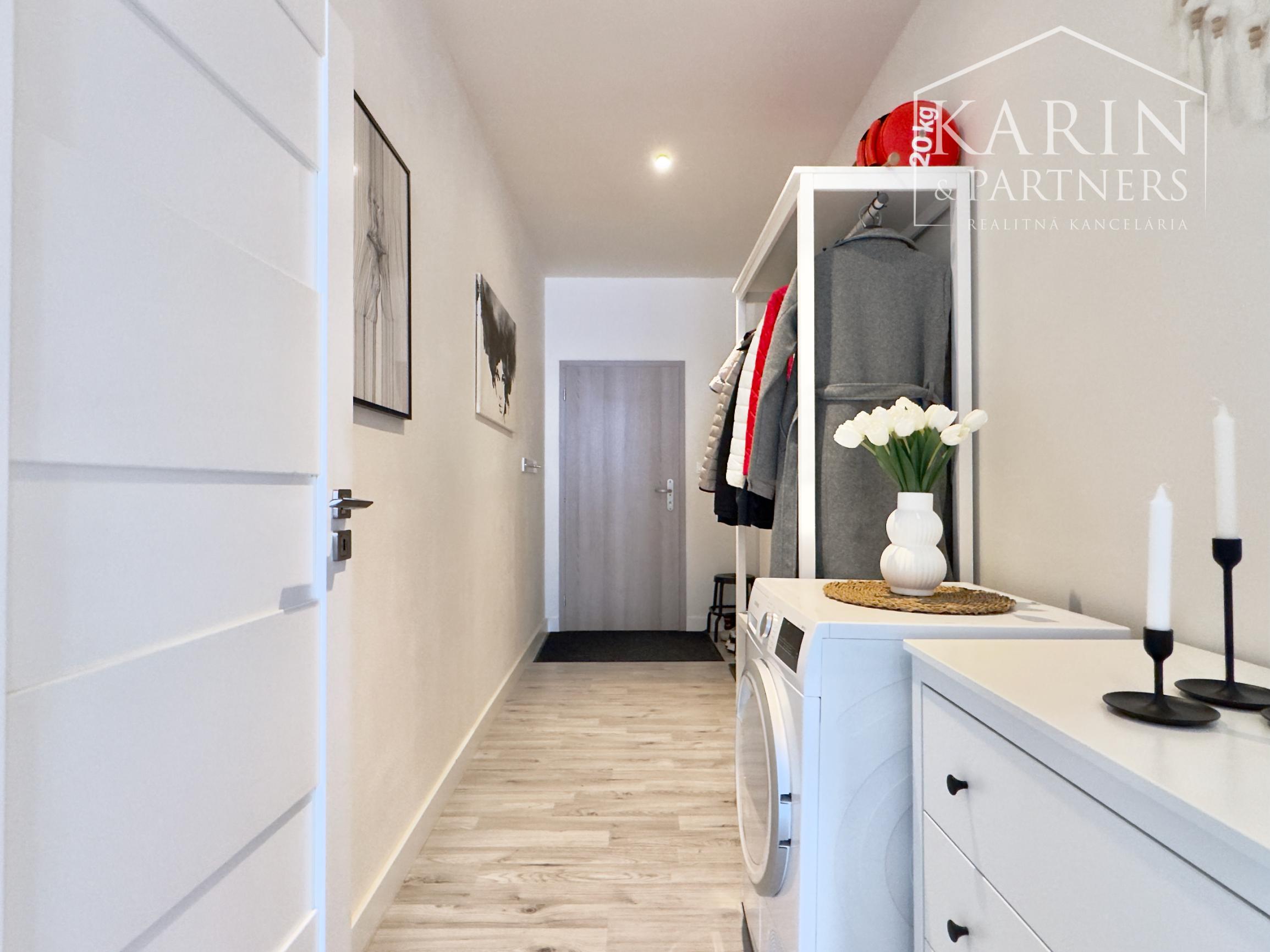 Nádherný, kompletne zariadený 3-izbový byt (66 m²) z r. 2018 s vlastným parkovaním v top lokalite, Skalica