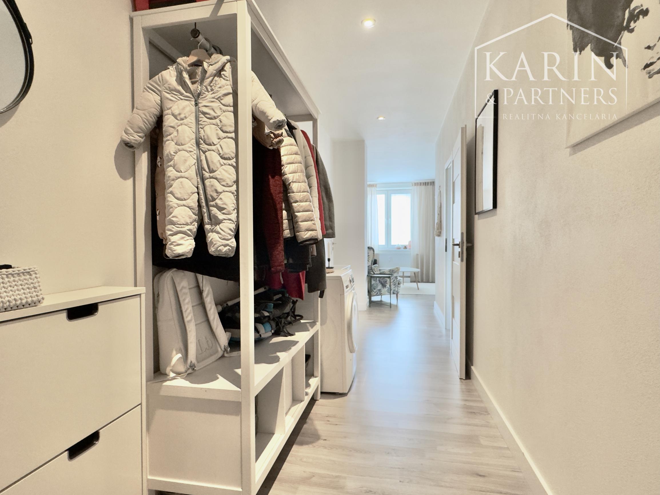 Nádherný, kompletne zariadený 3-izbový byt (66 m²) z r. 2018 s vlastným parkovaním v top lokalite, Skalica