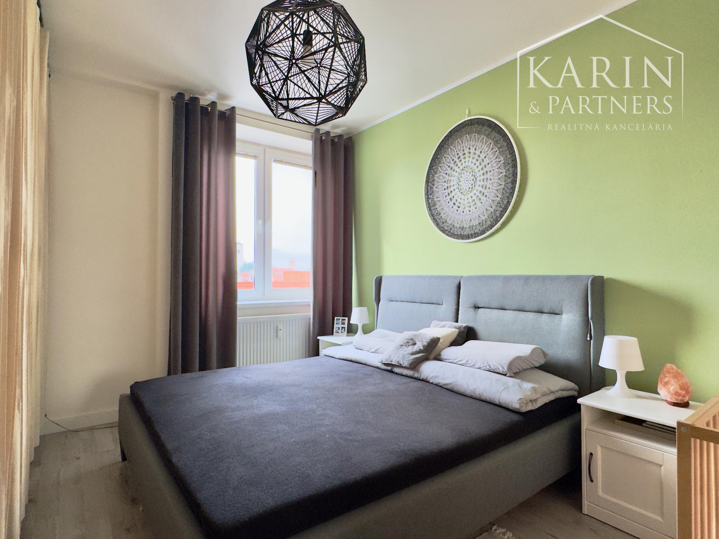 Nádherný, kompletne zariadený 3-izbový byt (66 m²) z r. 2018 s vlastným parkovaním v top lokalite, Skalica