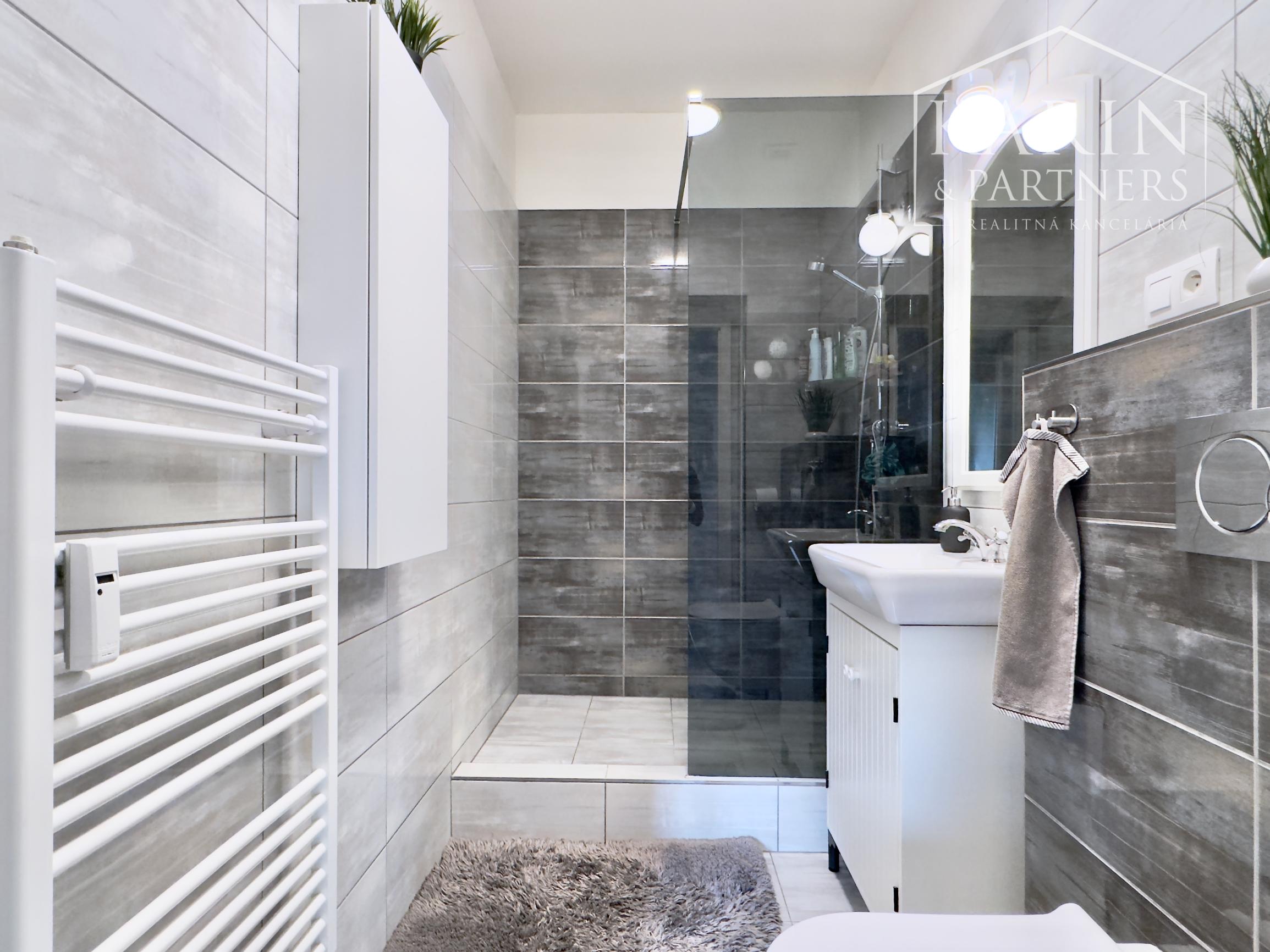 Nádherný, kompletne zariadený 3-izbový byt (66 m²) z r. 2018 s vlastným parkovaním v top lokalite, Skalica