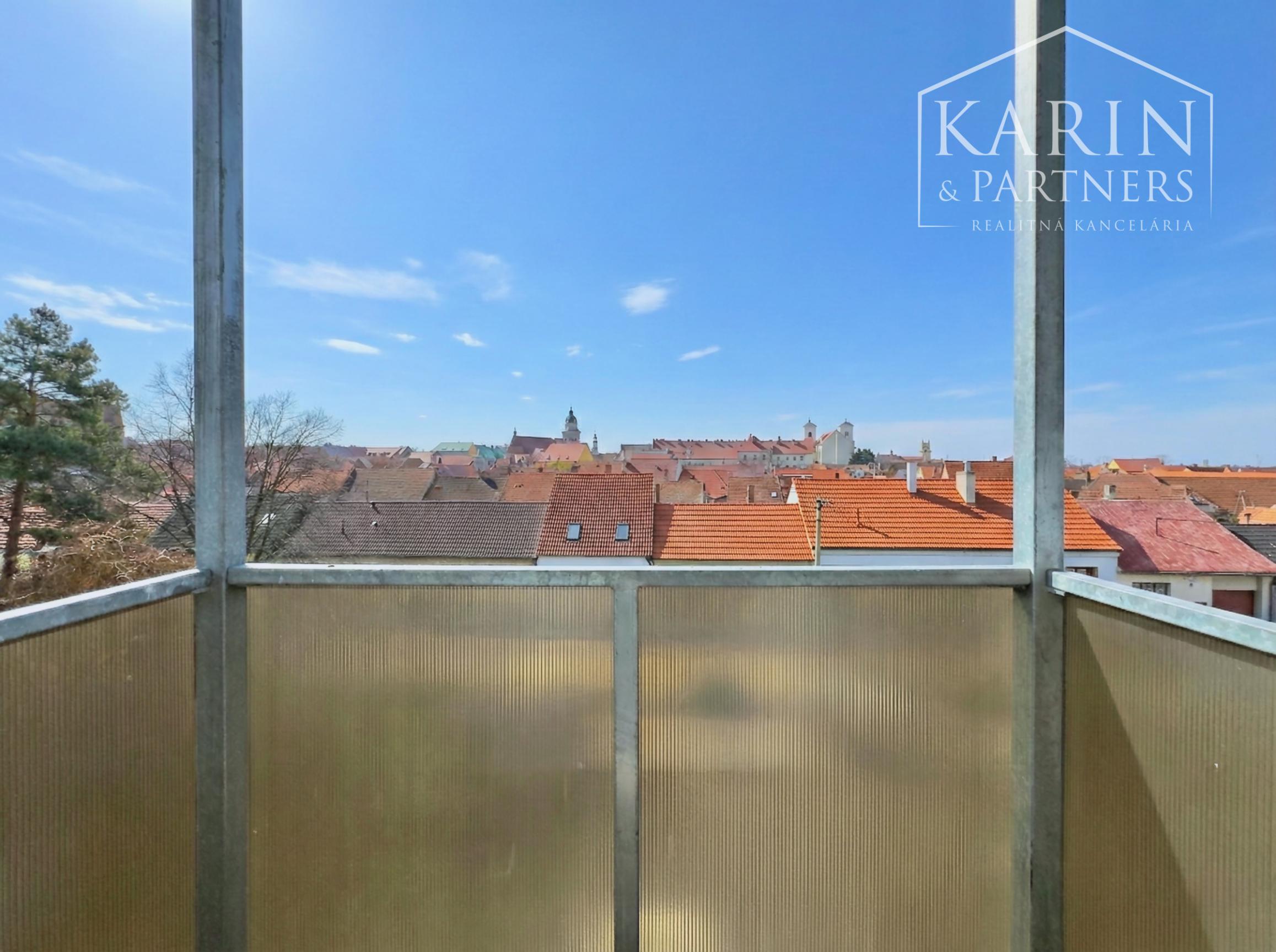 Nádherný, kompletne zariadený 3-izbový byt (66 m²) z r. 2018 s vlastným parkovaním v top lokalite, Skalica