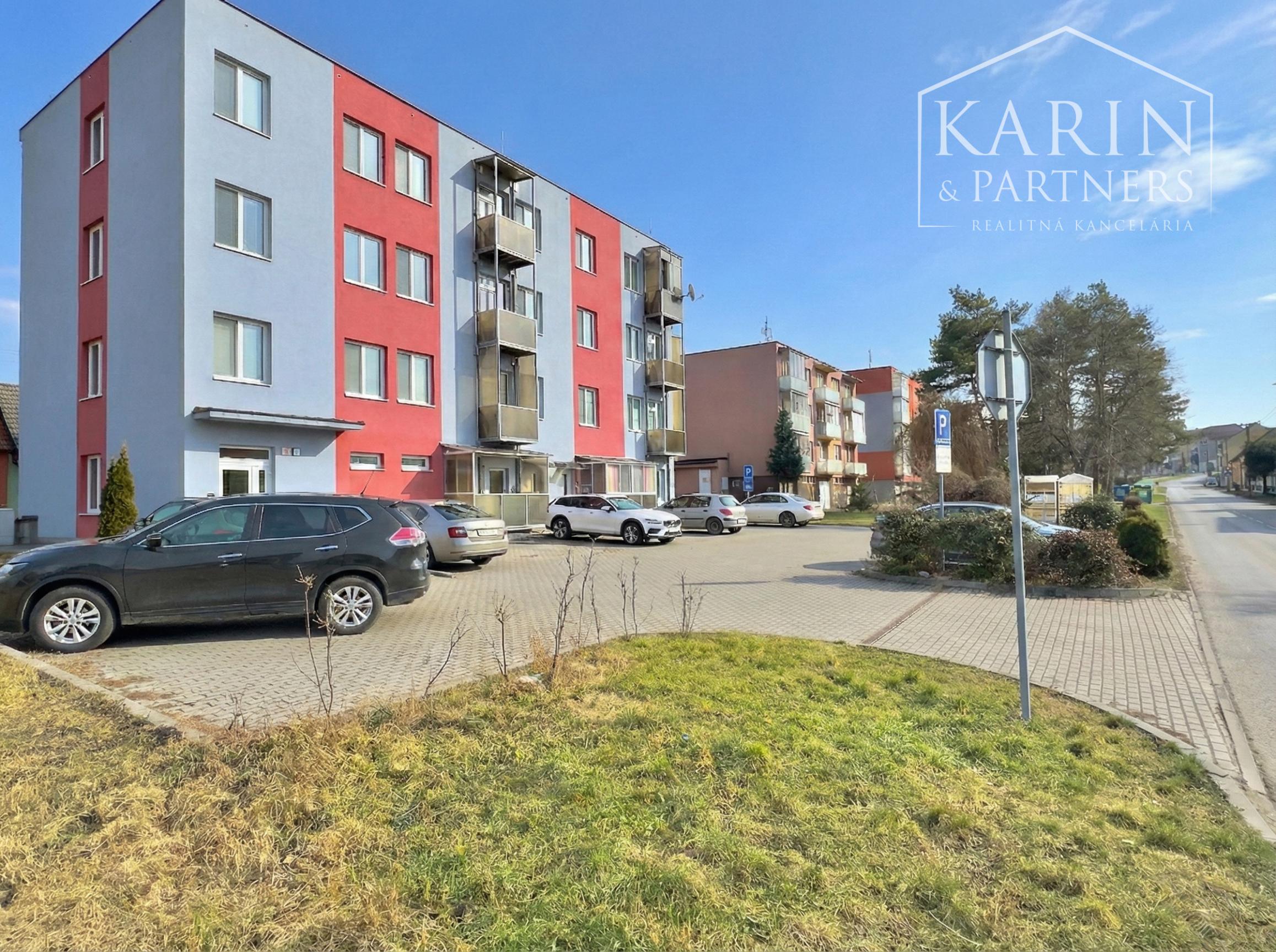 Nádherný, kompletne zariadený 3-izbový byt (66 m²) z r. 2018 s vlastným parkovaním v top lokalite, Skalica