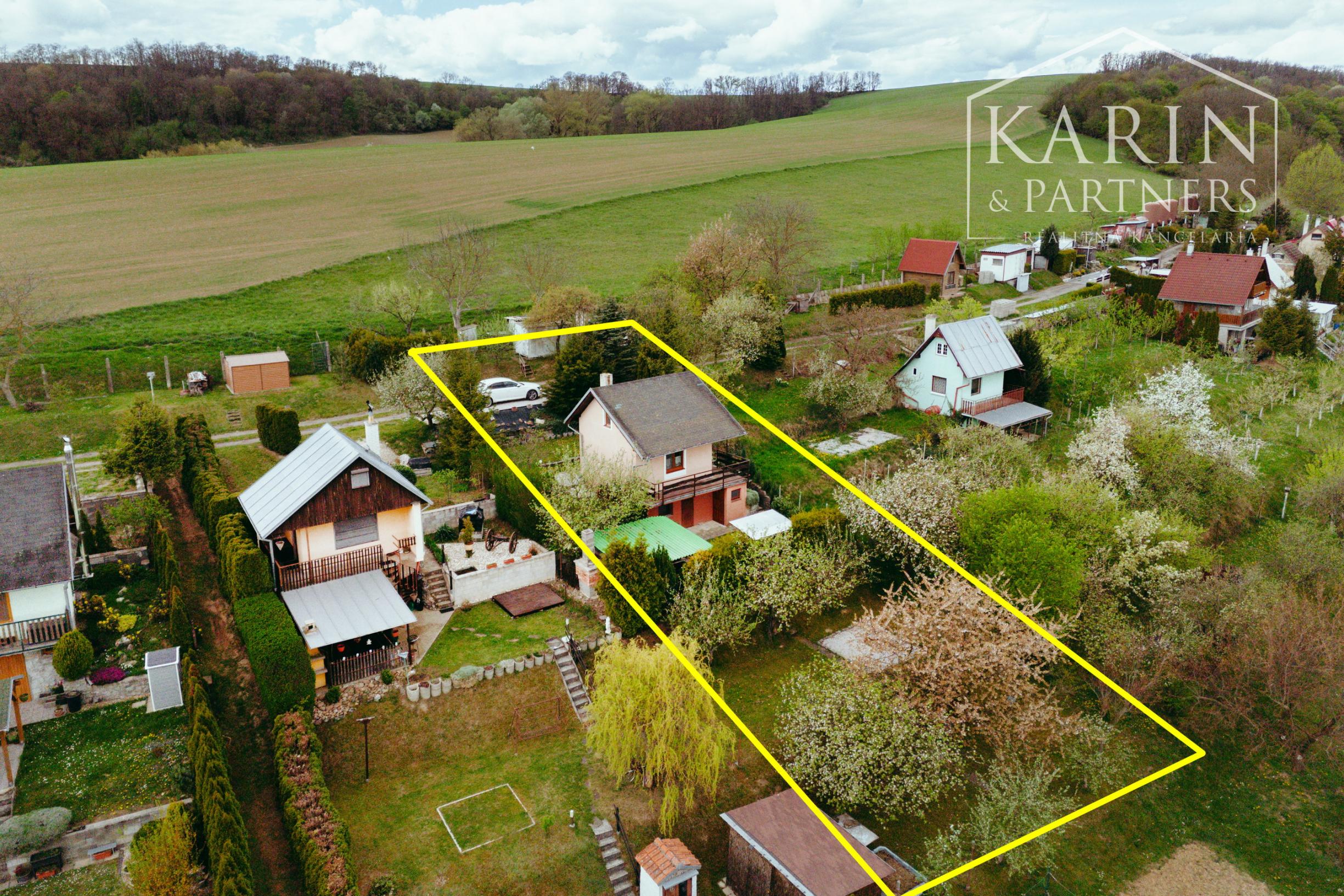 ZARIADENÁ MUROVANÁ CHATA S VÝHĽADOM – OSUSKÉ
