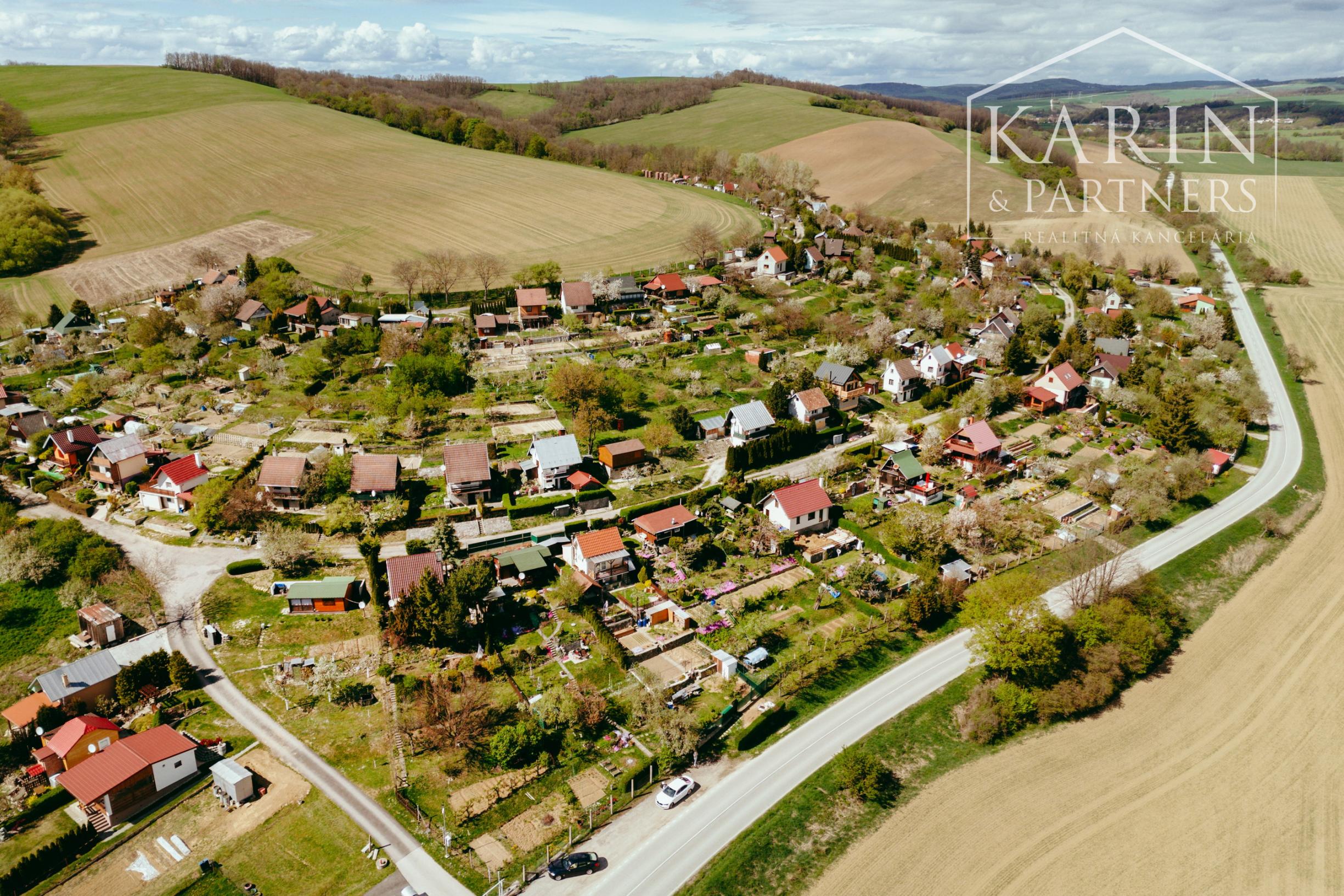 ZARIADENÁ MUROVANÁ CHATA S VÝHĽADOM – OSUSKÉ